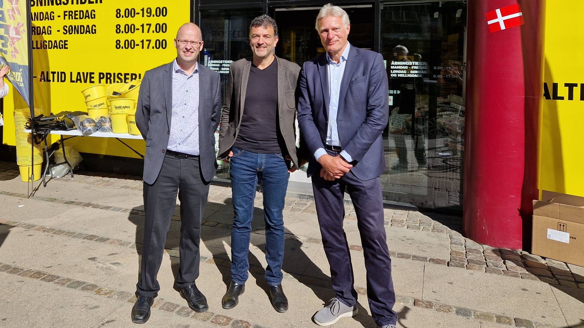 Gert Sand, Erling Daell og Arne Gerlyng-Hansen foran Harald Nyborgs første butik i indre København. | Foto: Jens Betak