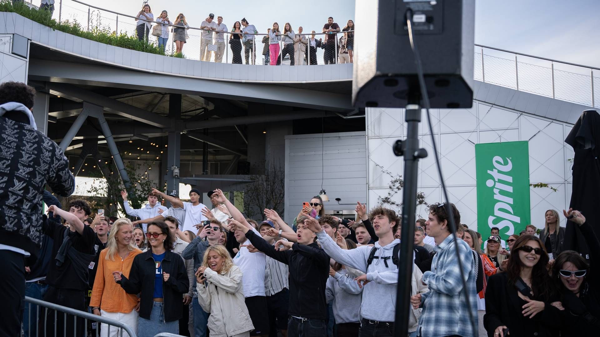 Til lanceringen af den opdaterede Sprite spiller rapartisterne Lamin og Svea S foran en blanding af branchefolk, skimiljøet omkring skibakken, influencere og forbrugere, der har fået nys om arrangementet. | Foto: Coca Cola Pr