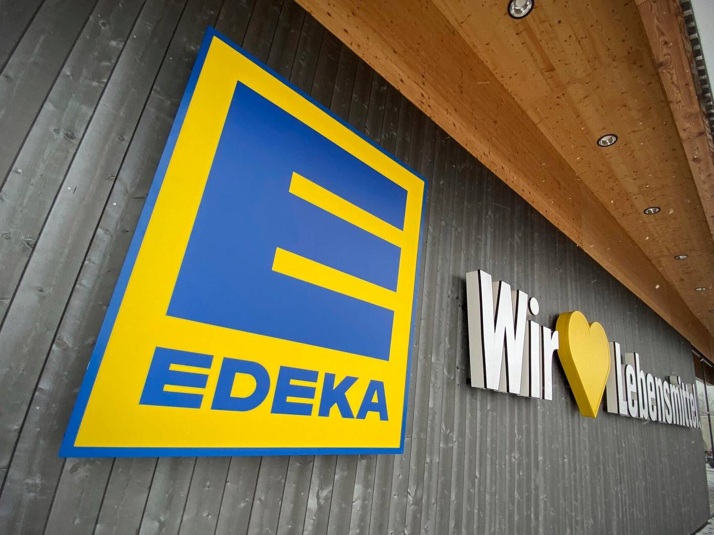 Edeka er et andelsselskab, der delvist er ejet af selvstændige købmænd. Kæden har omkring 3.500 butikker i hele Tyskland. | Photo: Frank Hoermann/ap/ritzau Scanpix