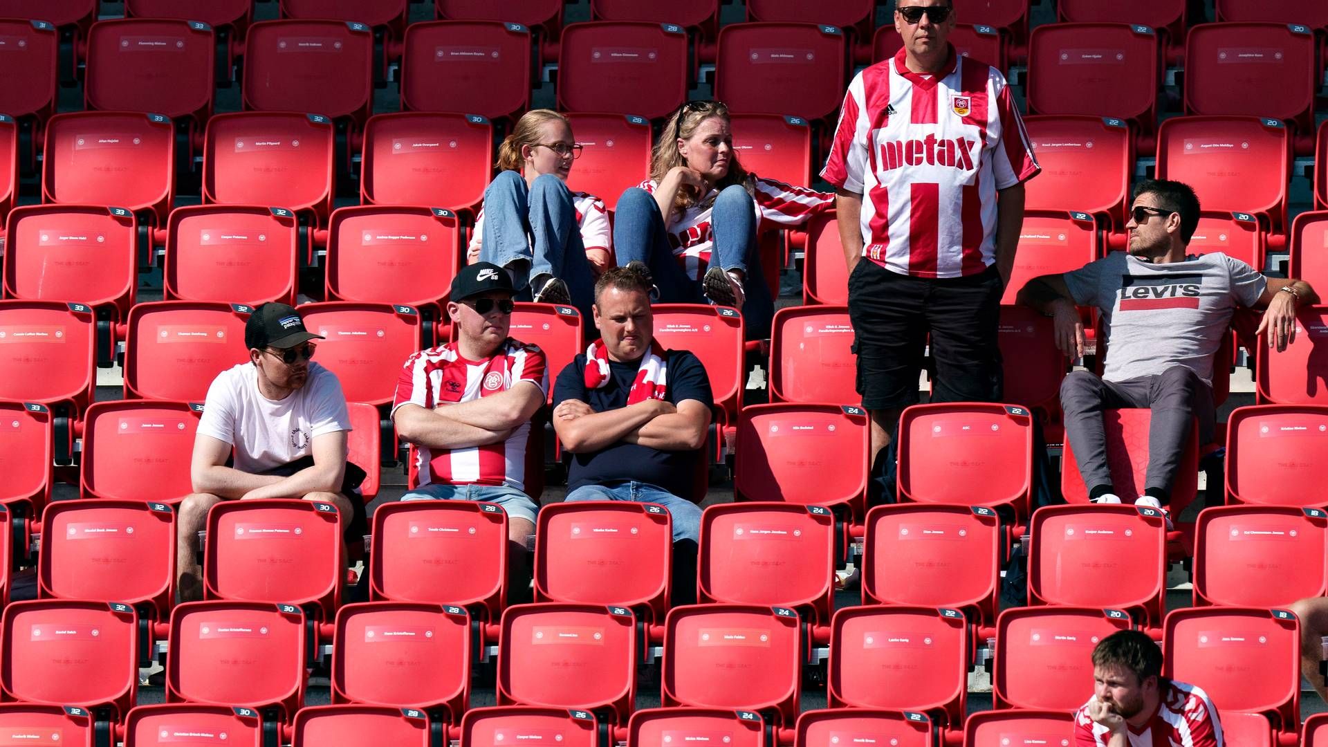 Triste AaB-fans efter nederlag i superligakampen mod Silkeborg lørdag den 3. juni 2023. | Foto: Henning Bagger