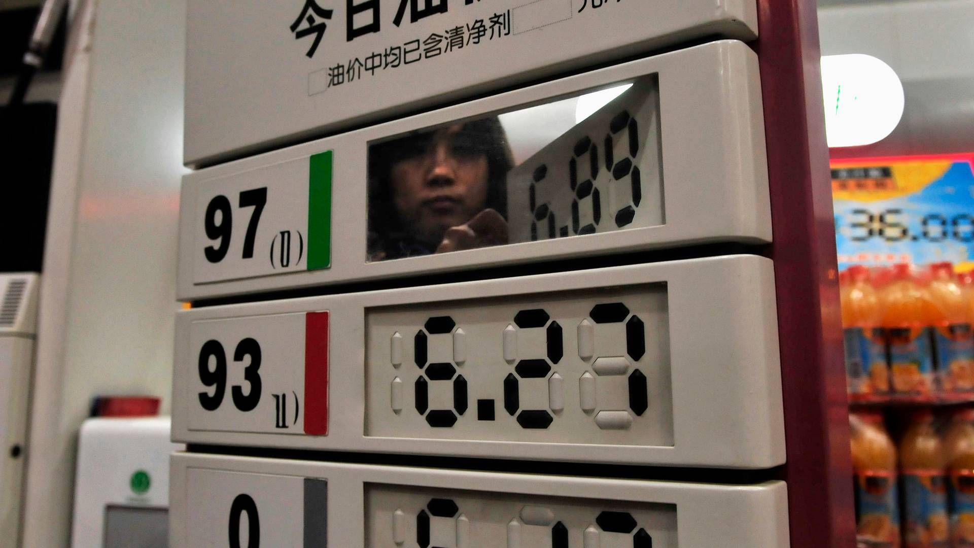 Archival picture of a gas station employee changing price signs in Nanjing, China, 2010. | Photo: Sean Yong/Reuters/Ritzau Scanpix
