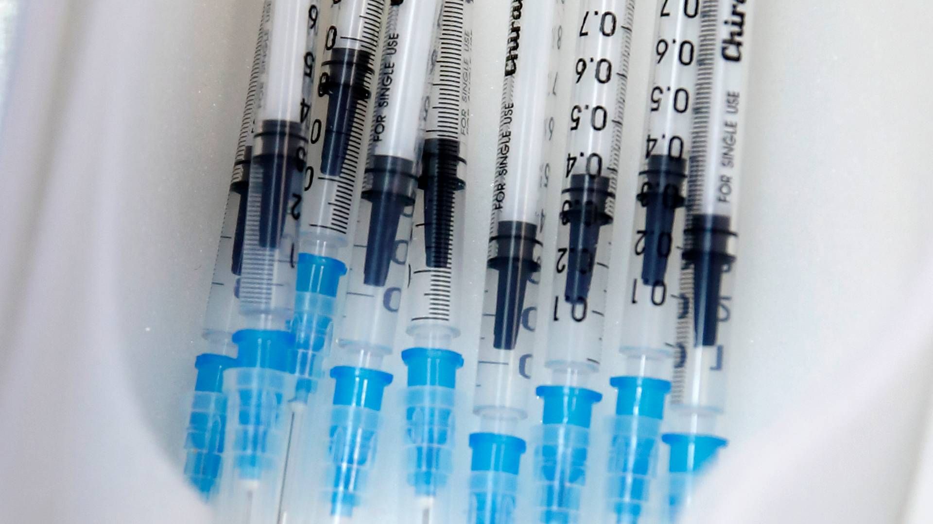 En ansat i sundhedsvæsenet søger 150.000 euro i erstatning for symptomer, herunder hjertearytmi, som hun hævder er opstået efter at være blevet vaccineret med biotekselskabets coronavaccine. | Foto: Jens Dresling