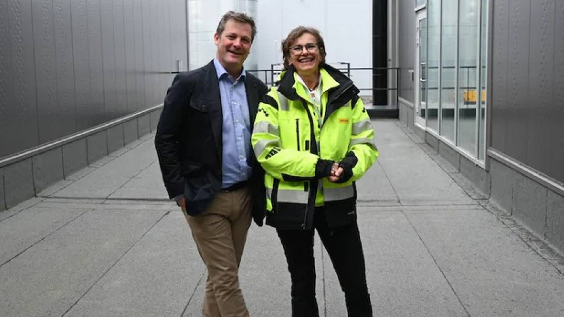 KOSTNADER: Carsten Pieper og Ingeborg Beate Svanes i Ramirent er fornøyd med at gårdeier installerer solcellepaneler på industribygget i Ytre Enebakk. | Foto: Gro Arneberg Thoresen/Ramirent