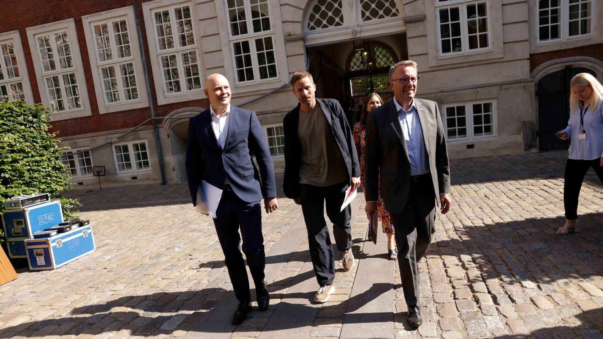 Erhvervsminister Morten Bødskov (th), kulturminister Jakob Engel-Schmidt (tv) og digitaliseringsminister og minister for ligestilling Marie Bjerre samt formand for regeringens tech-ekspertgruppe Mikkel Flyverbom (mf) fremlægger mandag anbefalingerne vedr. tech-giganter. | Foto: Olafur Steinar Gestsson/Ritzau Scanpix