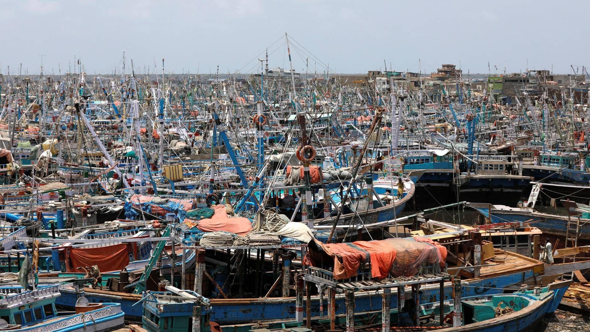 Fiskekuttere ligger for anker i delstaten Karachi, efter cyklonen Biparjoy har udløst et forbud mod aktiviteter ved kysten. | Foto: Akhtar Soomro/Reuters/Ritzau Scanpix