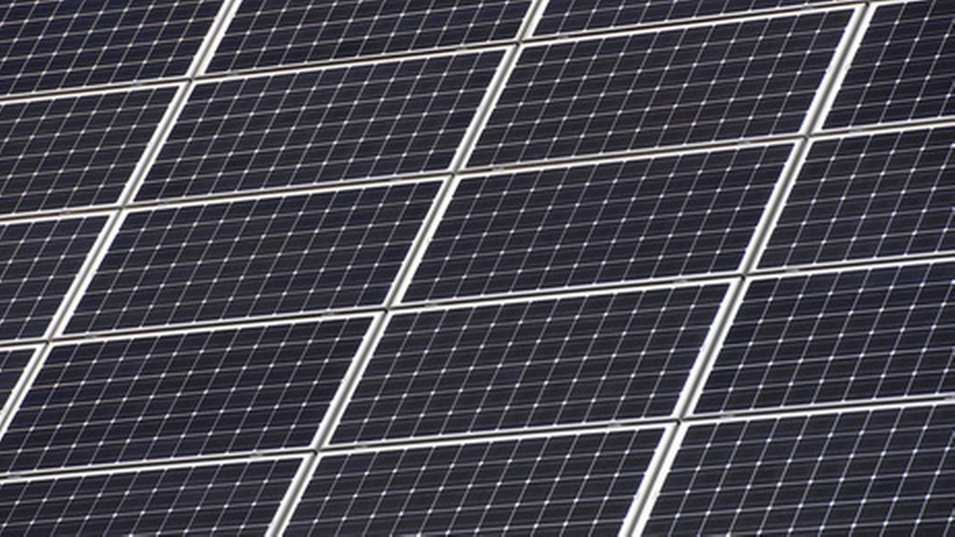 KRAV: Den reviderte budsjettenigheten mellom regjeringspartiene og SV er Solenergiklyngen positiv til. Dette er solcellepaneler på taket av et hus. | Foto: Robert Schlesinger / NTB