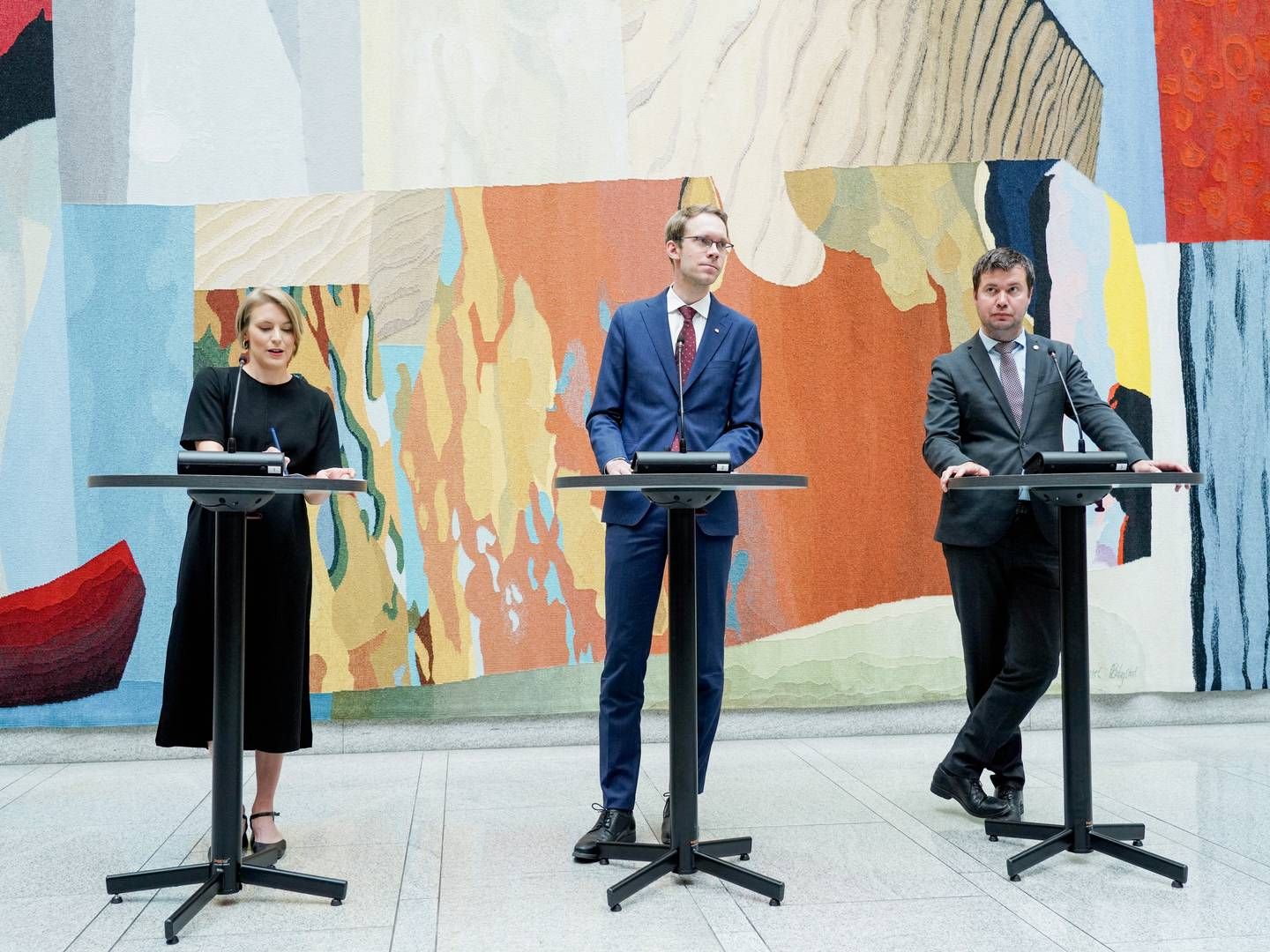 VIL HA TILTAK: Kari Elisabeth Kaski (SV), Eigil Knutsen (Ap) og Geir Pollestad (Sp) er kommet til enighet i revidert nasjonalbudsjett. | Foto: Ole Berg-Rusten / NTB