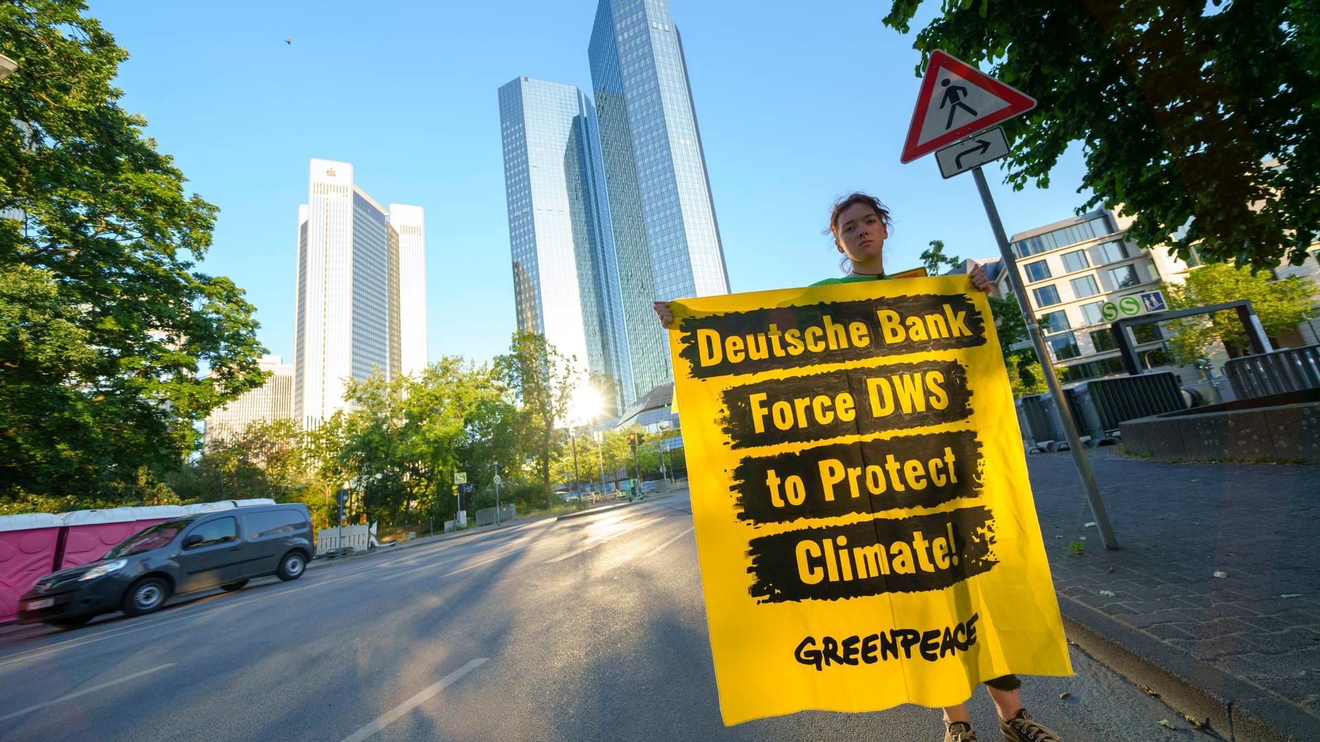 Aktivistin vor den Zwillingstürmen der Deutschen Bank in Frankfurt. | Foto: picture alliance/dpa | Andreas Arnold