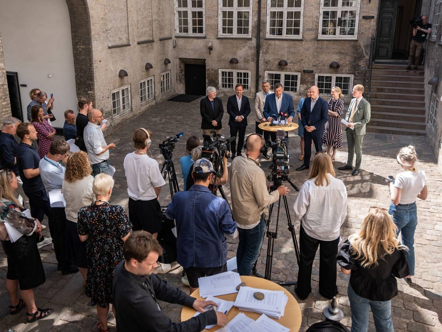Medieordførerne fra syv partier på hver deres politiske fløje har bøjet sig på værdipolitiske mærkesager for at få en bred aftale i hus. | Foto: Emil Nicolai Helms/Ritzau Scanpix