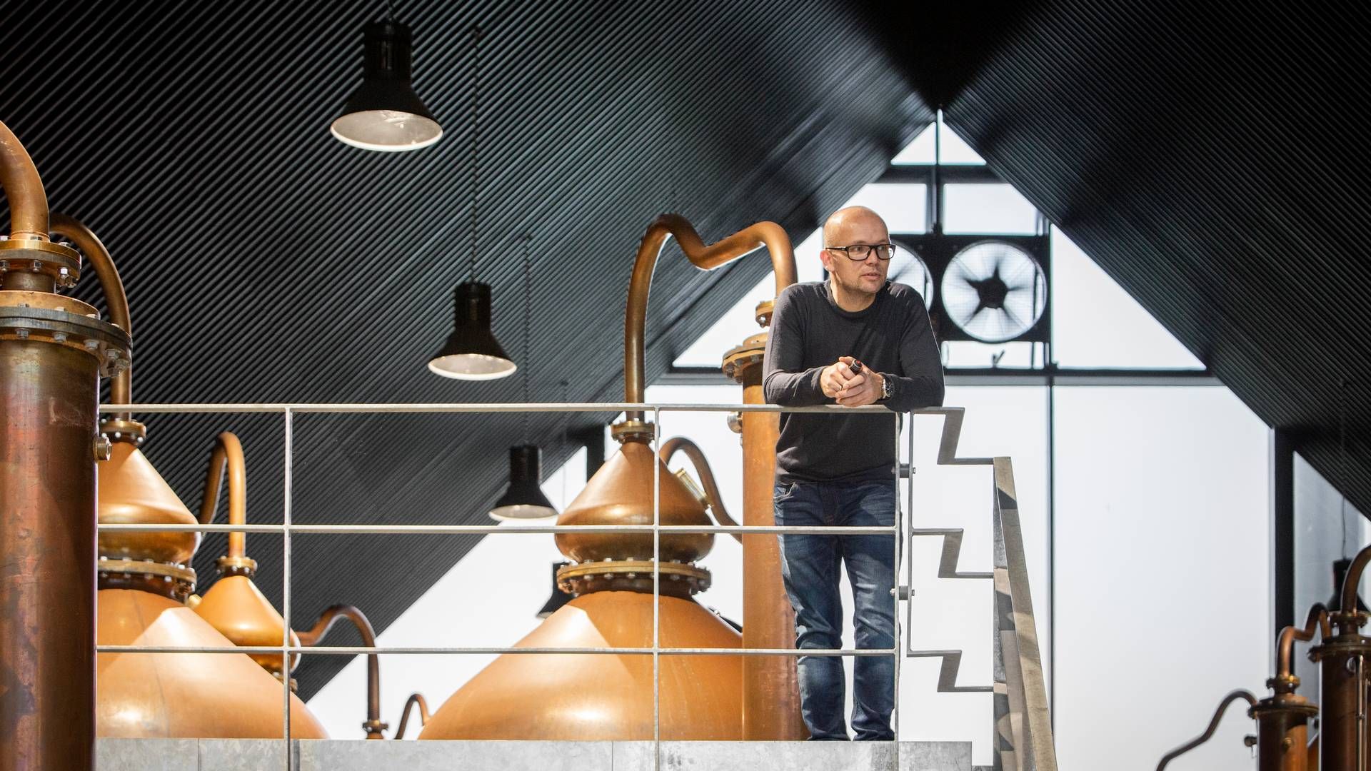 "Det koster jo noget at sadle om og finde nye løsninger," udtaler Lasse Vesterby, der er adm. direktør i Stauning Whisky. | Foto: Pr/stauning Whisky