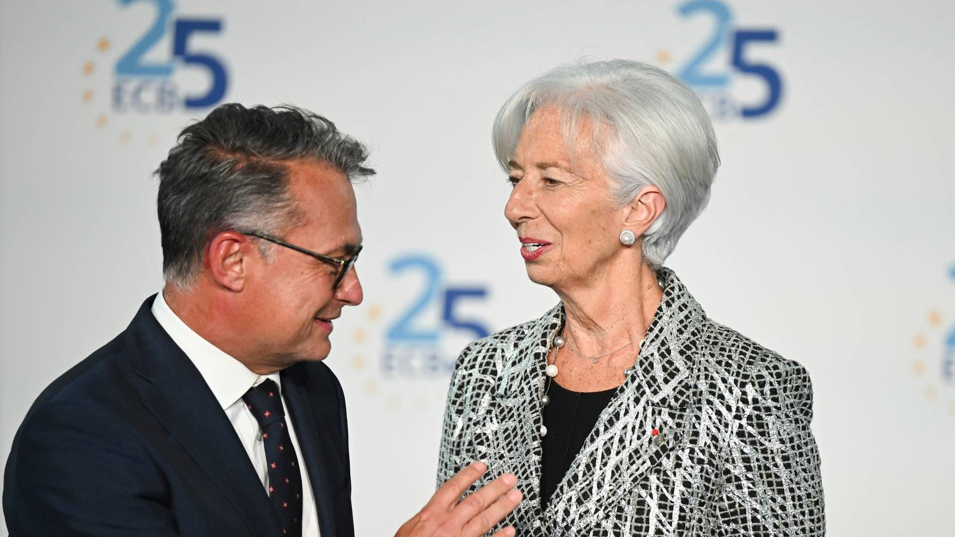 Christine Lagarde, chef for Den europæiske Centralbank (ECB, tager i mod Joachim Nagel, chef for Deutsche Bundesbank, ved fejringen af ECB's 25 års jubilæum i maj 2023. | Foto: Arne Dedert/picture-alliance/dpa/AP Images