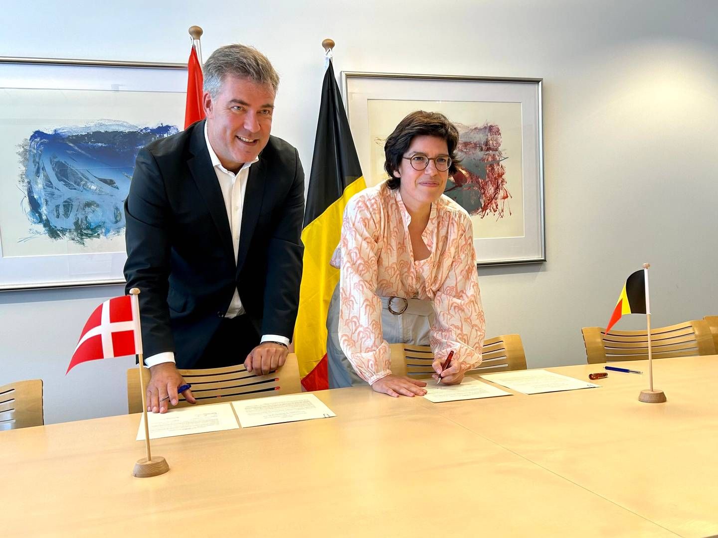 Den danske energiminister Lars Aagaard og hans belgiske kollega Tinne Van der Straeten underskrev mandag i Luxembourg en gensidig olielagringsaftale. | Foto: Klima-, Energi- og Forsyningsministeriet