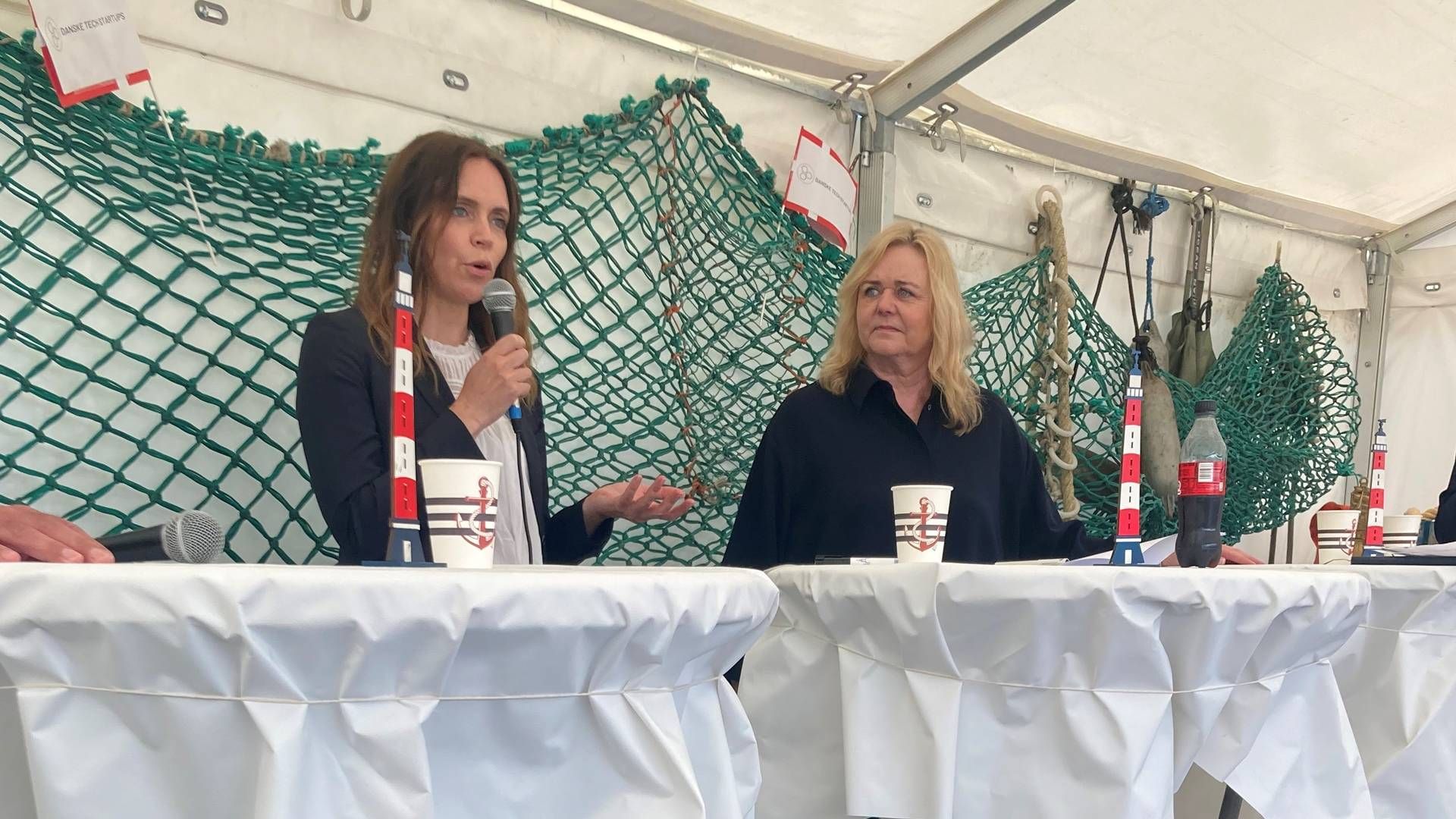 Direktør Anja B. Eriksson (tv.), ATP Langsigtet Dansk Kapital, i paneldebat på folkemødet. Mona Juul (K) til højre. | Foto: Henrik Tüchsen