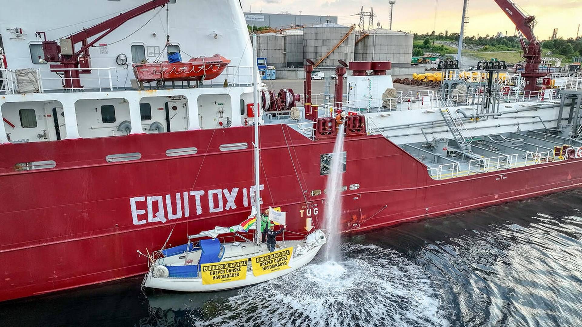 I 69 timer har fire aktivister fra Grrenpeace forhindret kemikalieskibet i at sejle op mod 9.000 ton giftigt norsk oliespildevand til delvis rensning og udledning i Danmark. | Foto: Greenpeace