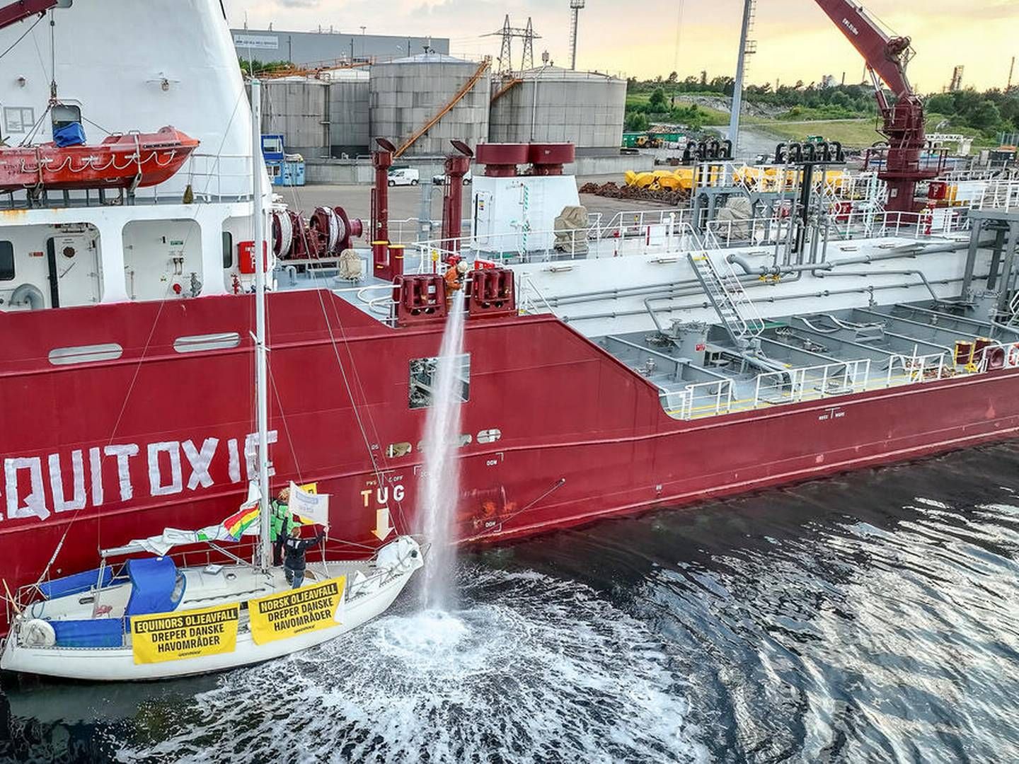 The tanker ship Bothnia is owned by a Dutch company but operated commercially by Danish carrier Uni-Tankers. The action took place on Sunday night. | Photo: Greenpeace