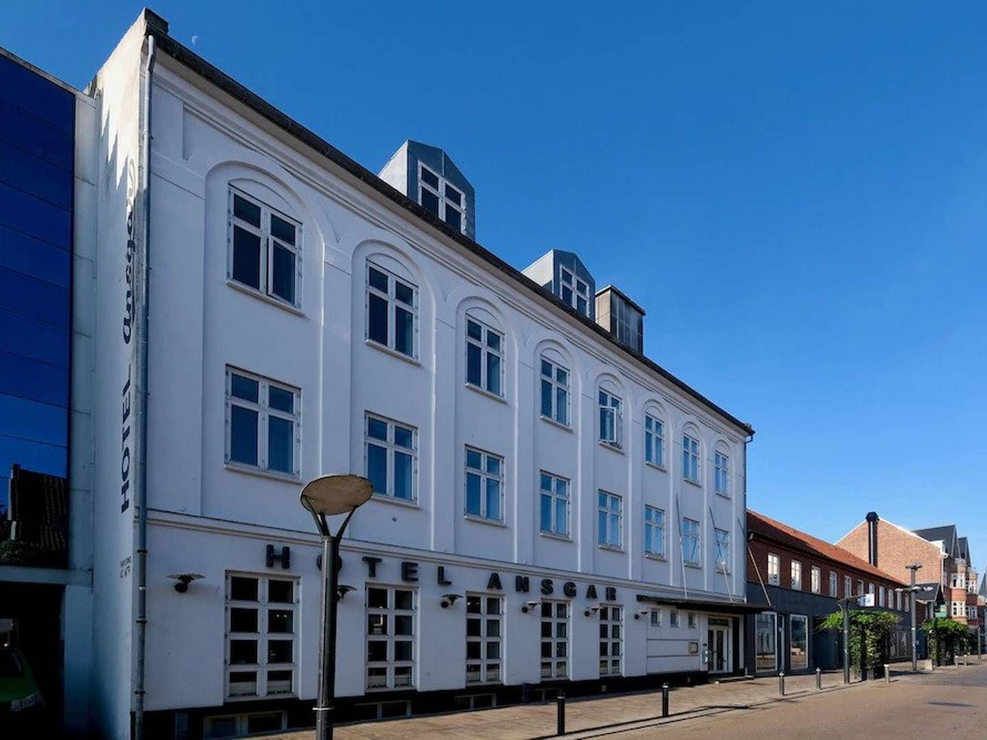 Hotel Ansgar ligger i Skolegade centralt i Esbjerg. Det er byens ældste hotel og har tidligere været ejet af Lars Hedeby Sørensen gennem Hedeby Hotel Group. | Foto: Google Street View