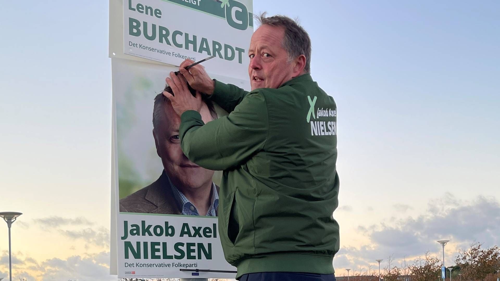 Jakob Axel Nielsen fik travlt med at hænge valgplakater op, da valget blev udskrevet i efteråret 2022. | Foto: Privatfoto