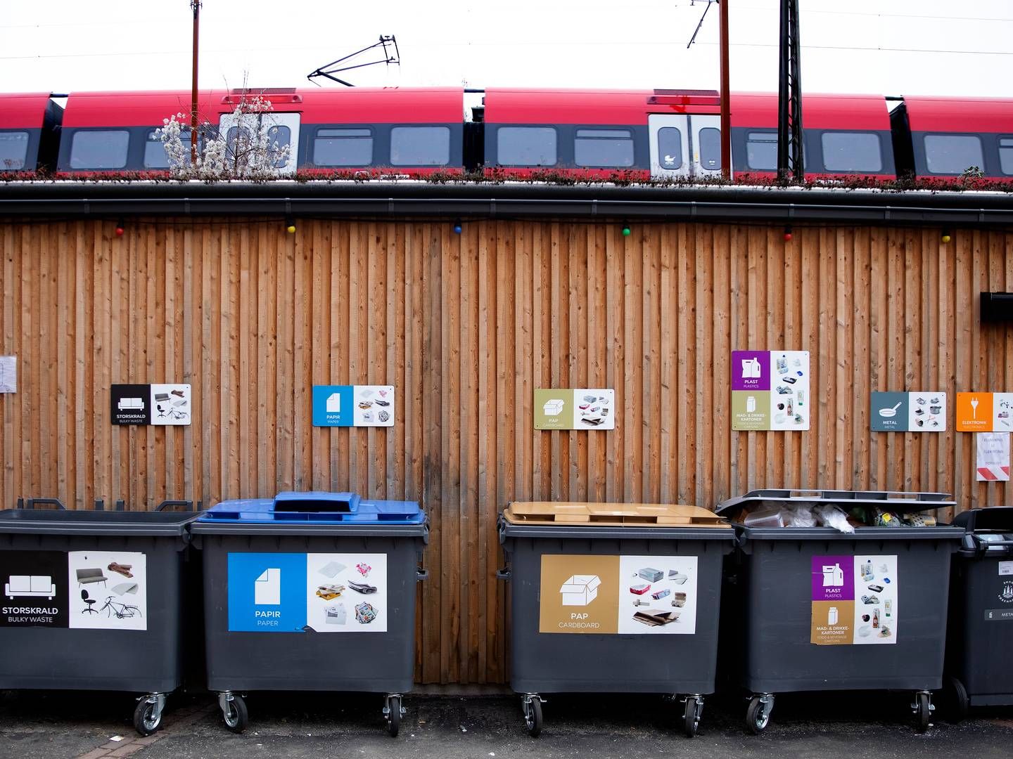 Ifølge Affaldsbekendtgørelsen skal affald sorteres i ti fraktioner, hvilket landets kommuner er ved at omstille sig til. | Foto: Finn Frandsen