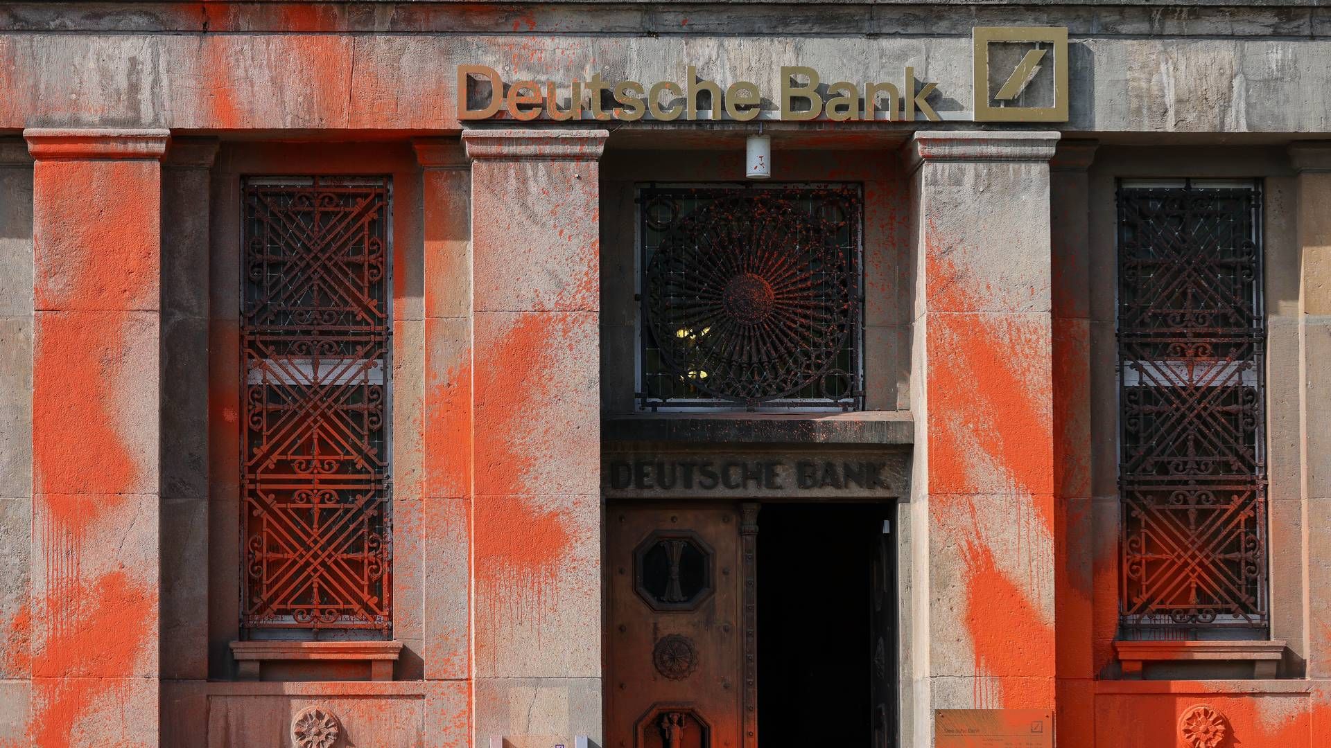 Farb-Anschlag auf die Deutsche Bank in Chemnitz | Foto: picture alliance/dpa | Jan Woitas