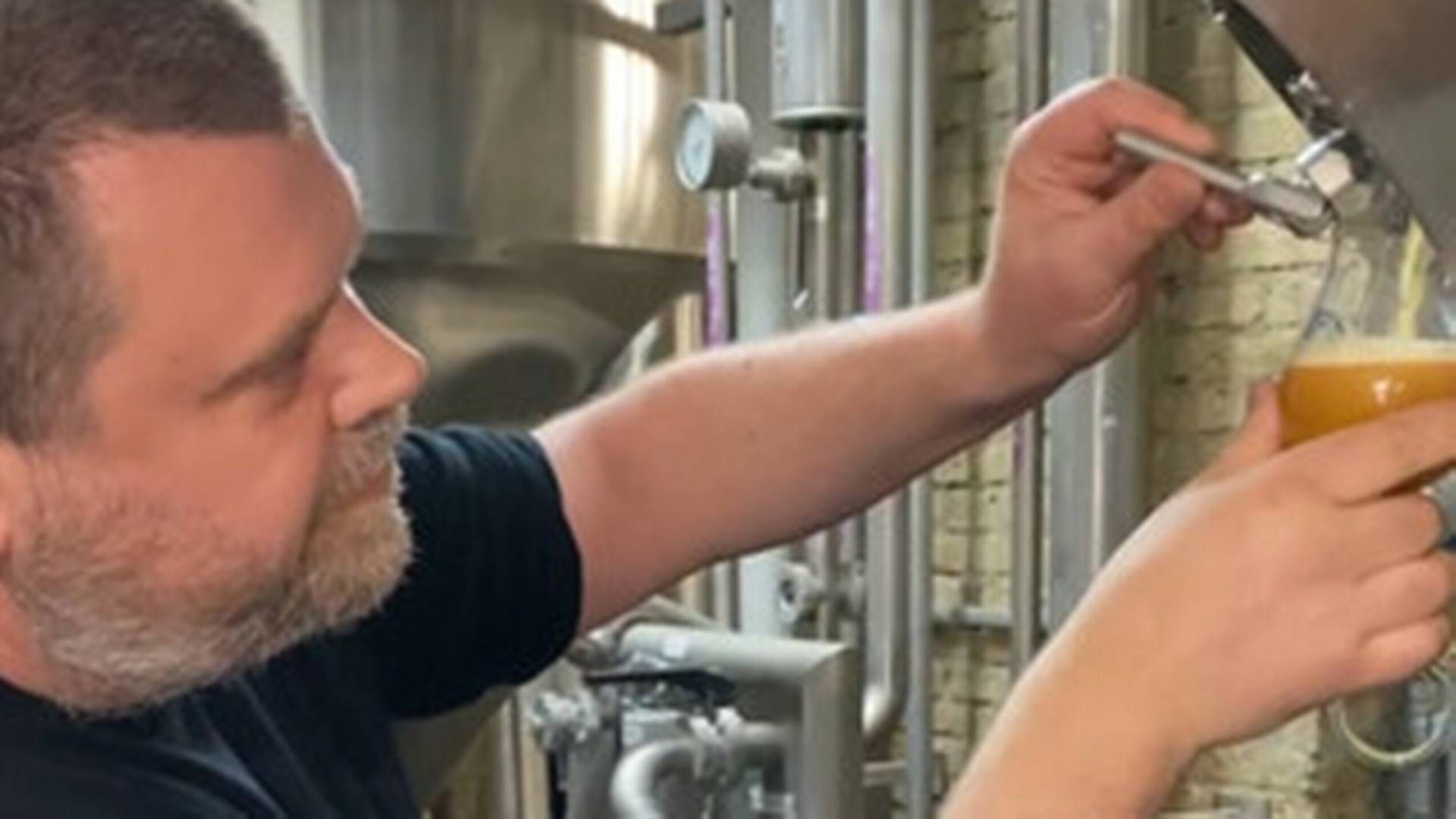 Brygmester Chris Thurgeson tester den nye Roskilde-øl, der er brygget i samarbejde med Frankly Juice. | Foto: Pr/ Carlsberg Danmark
