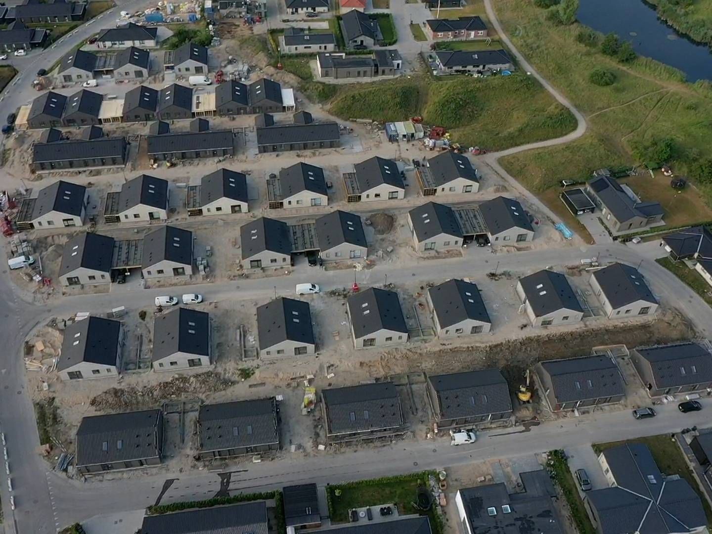 Luftfoto fra projektet i Nivå. I sidste etape af boligprojektet havde Adsbøll Entreprise fået ansvaret for 42 ud af de i alt 82 boliger. | Foto: PR / Reka Group