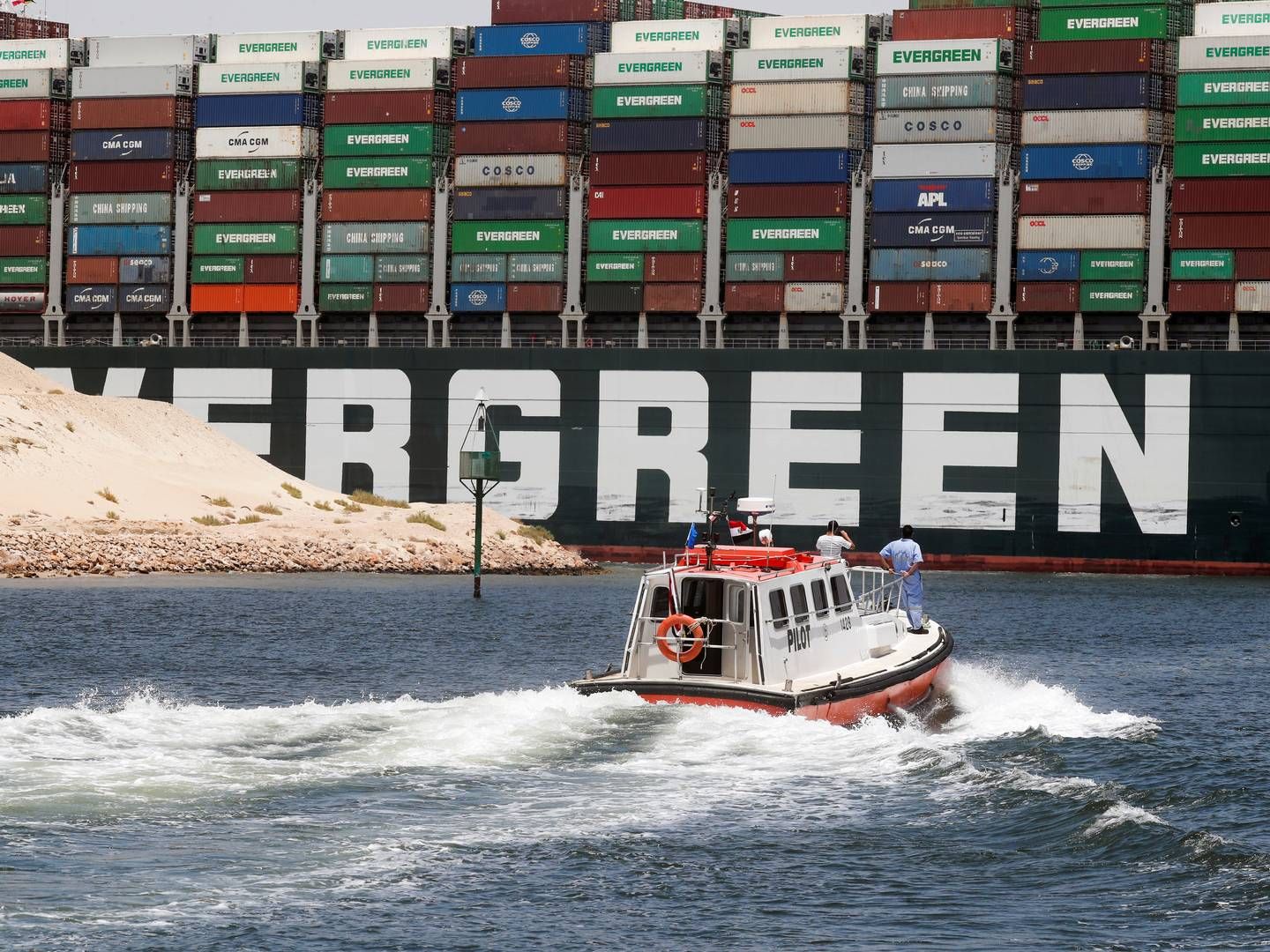 Det store containerskib satte sig på tværs af Suezkanalen tidligt om morgenen 23. marts 2021. Uheldet skabte massive forsinkelser for verdenshandlen. | Foto: Amr Abdallah Dalsh/Reuters/Ritzau Scanpix