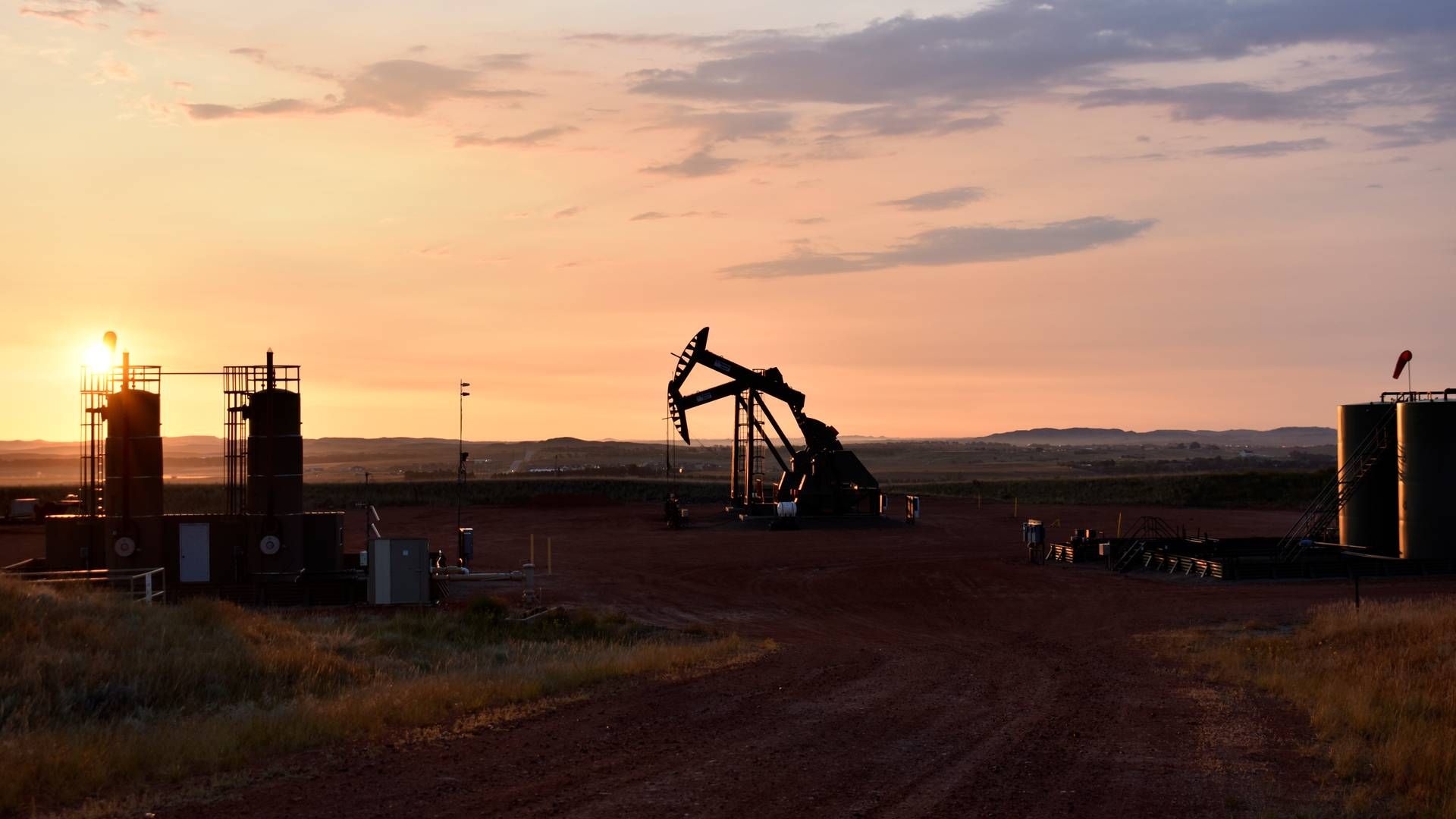 Olielagrene faldt med ca. 2,4 mio. tønder i sidste uge. Det er mere end estimeret af analytikere. Arkivfoto fra olieboring i USA. | Foto: Matthew Brown/AP/Ritzau Scanpix