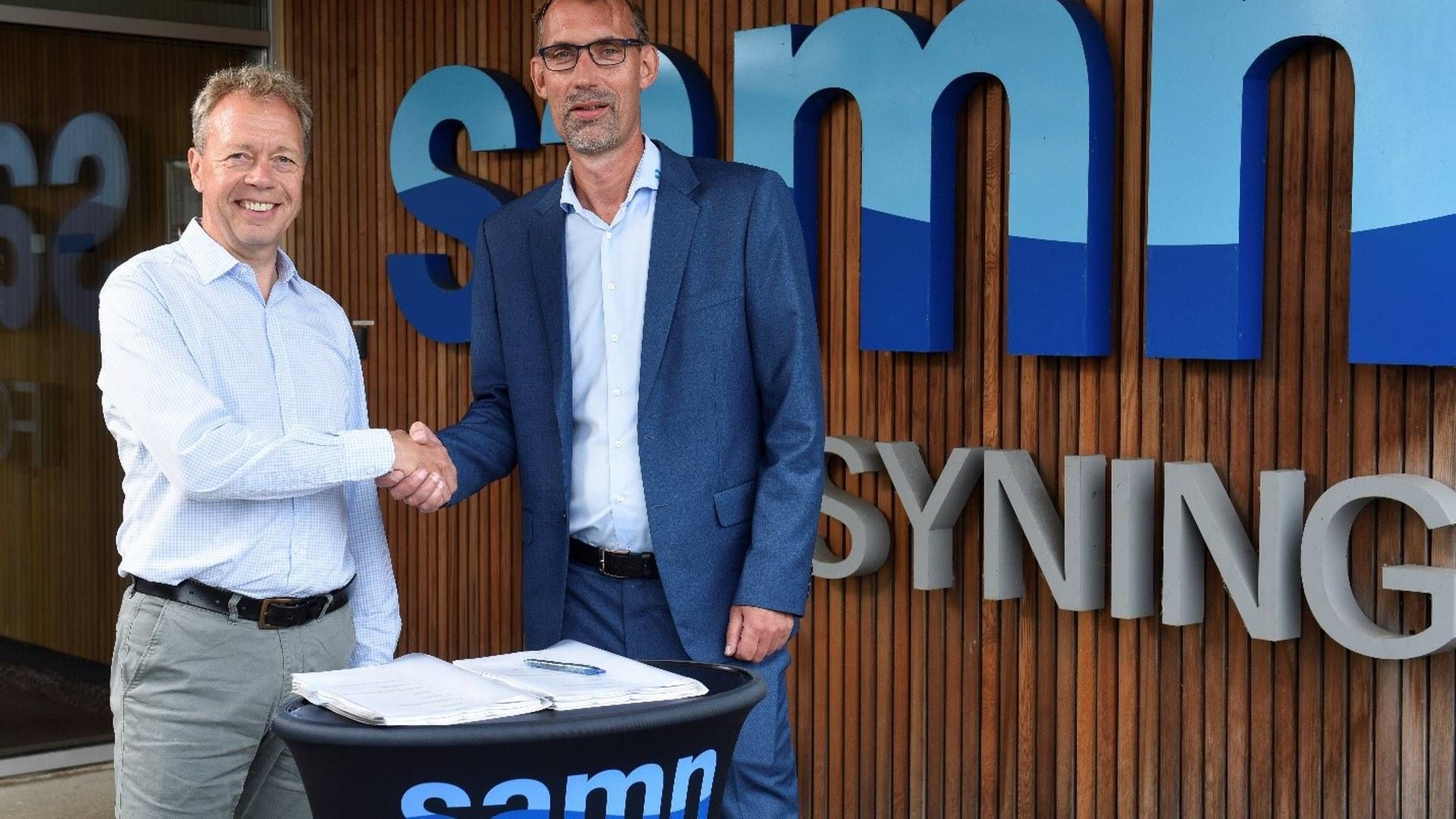 Alex Pedersen, adm. direktør i Samn Forsyning, og Steen Christoffersen, chef for Saint-Gobain IOT Solutions, glæder sig over den nyindgåede aftale. | Foto: Samn Forsyning