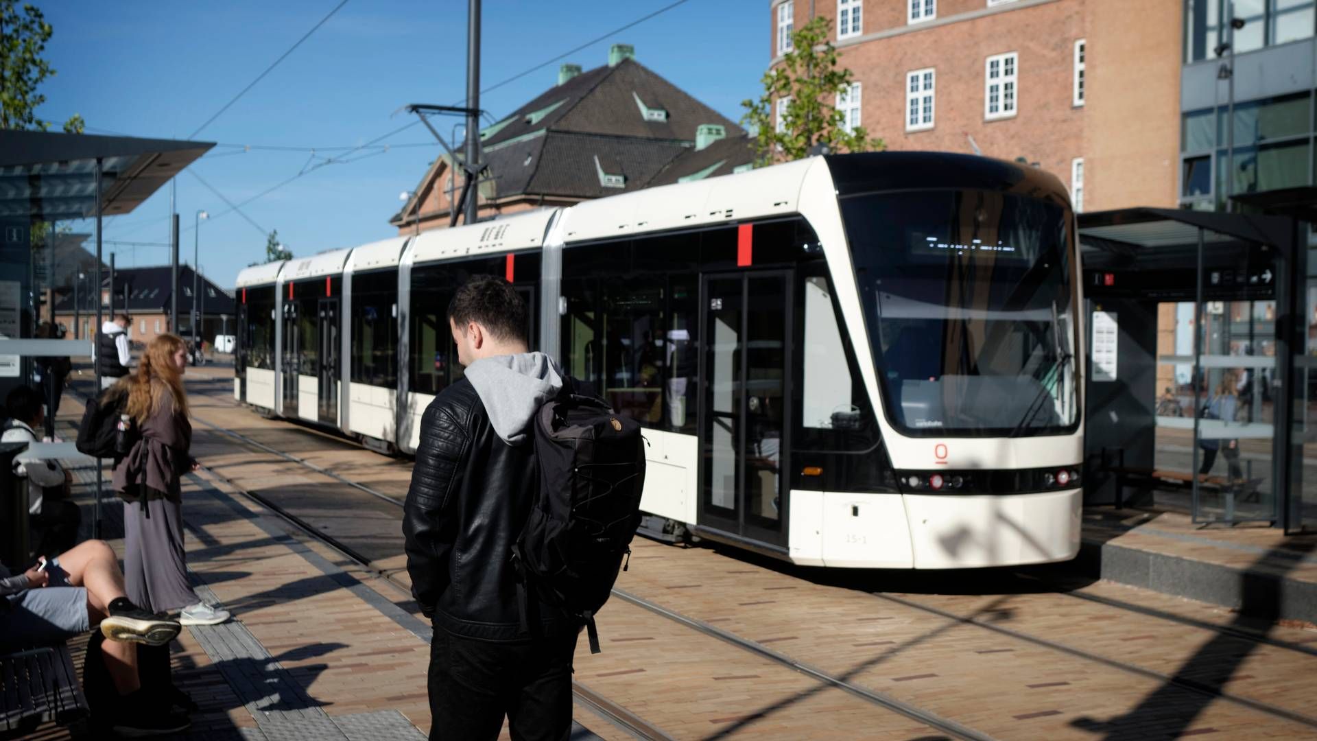 Odense Letbane har fundet fejl i opsætningen af en række facadeankre, som holder køreledningerne oppe. Derfor er kørslen på den berørte strækning indstillet. | Foto: Jens Dresling/Ritzau Scanpix