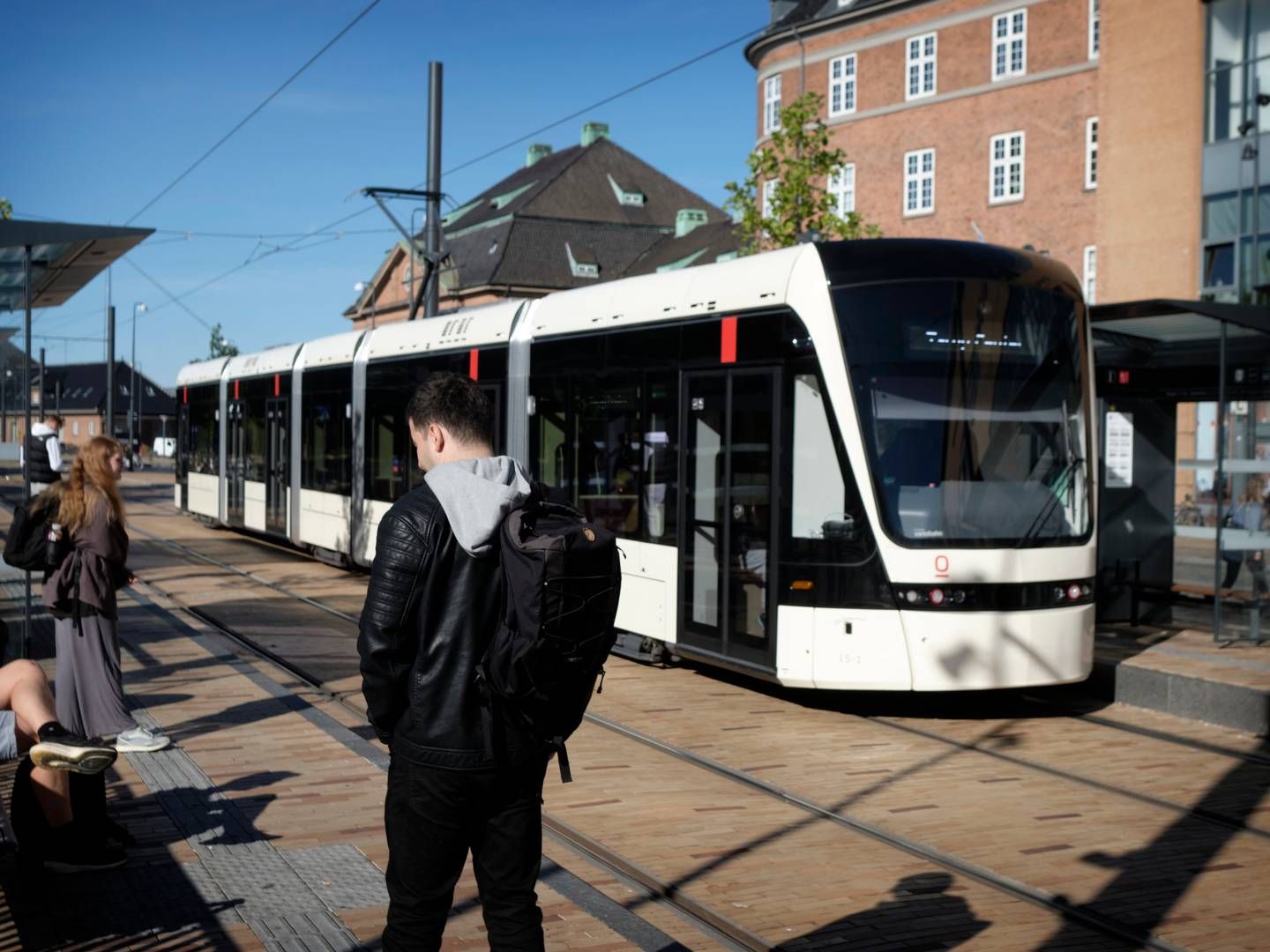 Odense Letbane har fundet fejl i opsætningen af en række facadeankre, som holder køreledningerne oppe. Derfor er kørslen på den berørte strækning indstillet. | Foto: Jens Dresling/Ritzau Scanpix