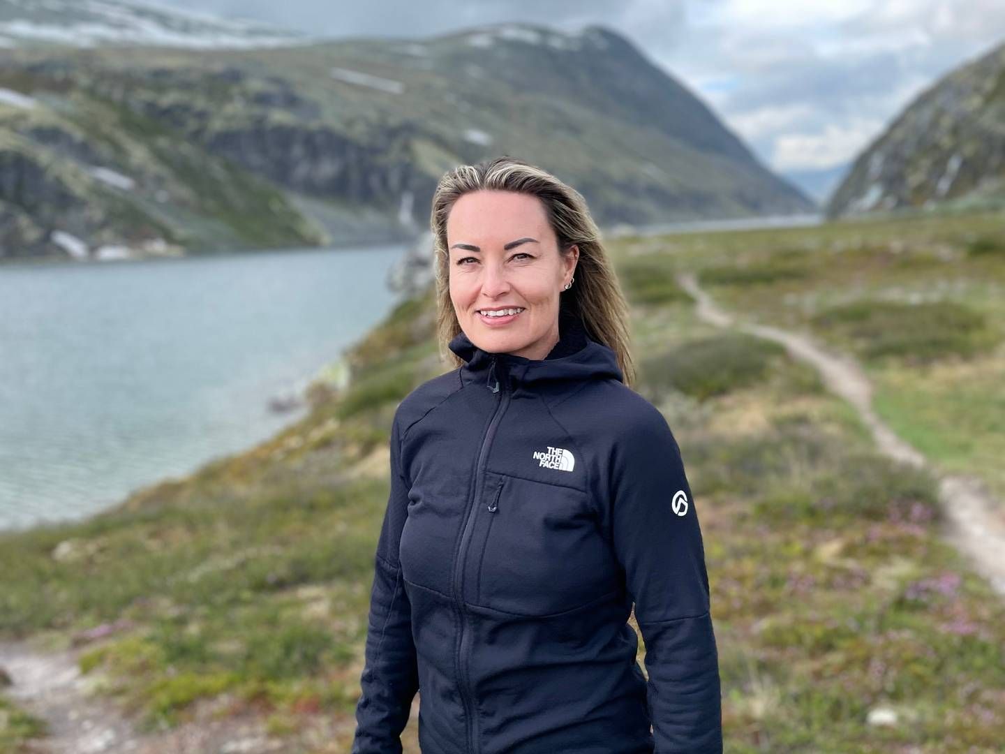RONDANE: Her er Mona Kjenner Andersen utenfor Rondvassbu i Rondane etter en fire dagers hytte-til-hytte tur, som sier hun var ganske sliten etter 50 kilometer. | Foto: Privat