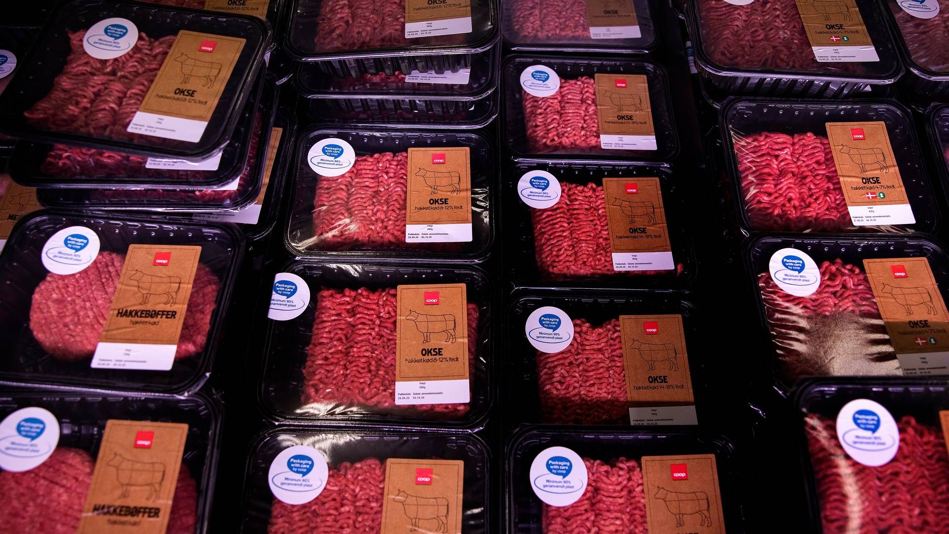 Den sorte emballage, som kødet i supermarkedernes kølediske ligger i, er meget svær at genanvende. | Foto: Finn Frandsen