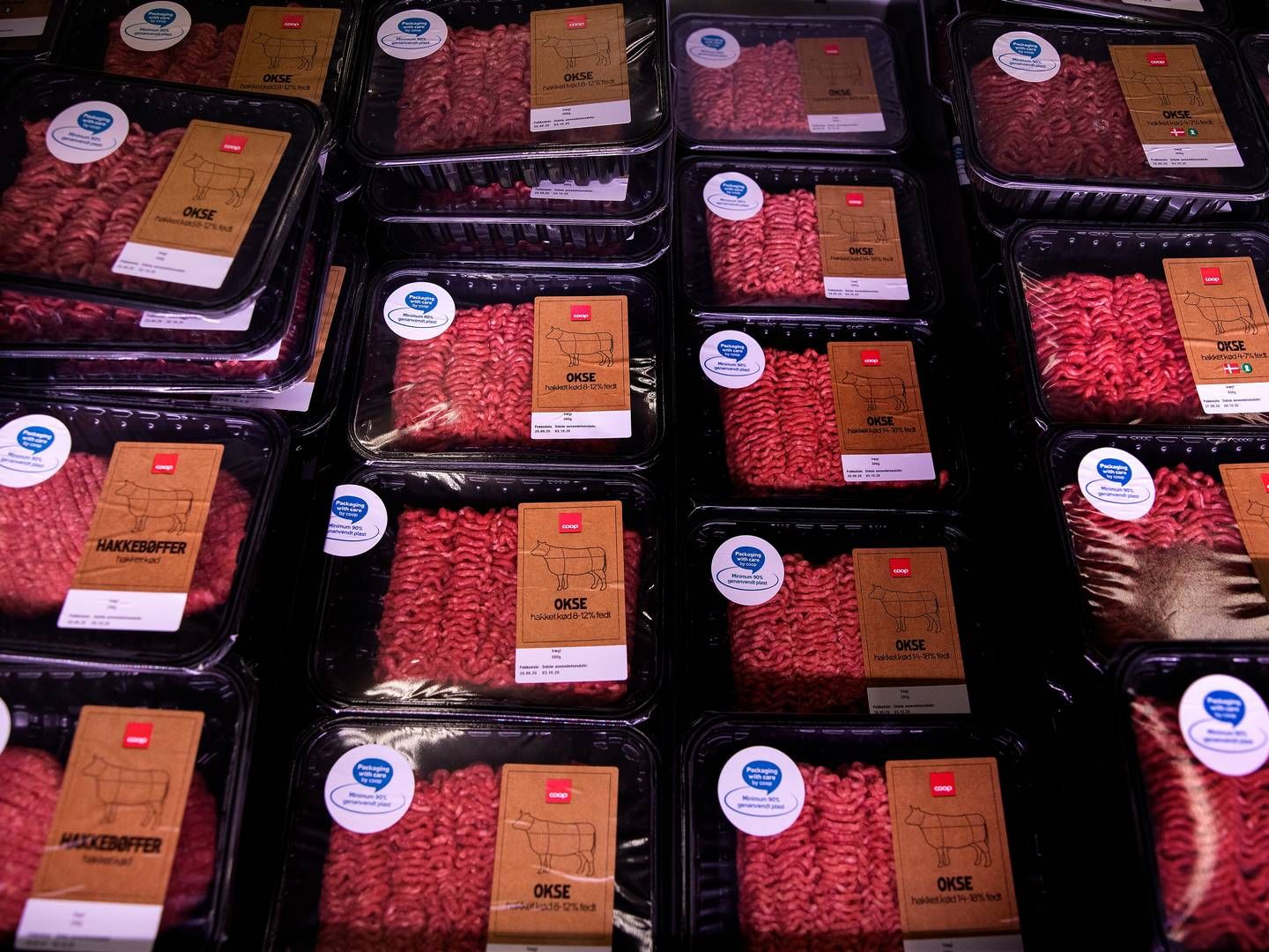 Den sorte emballage, som kødet i supermarkedernes kølediske ligger i, er meget svær at genanvende. | Foto: Finn Frandsen