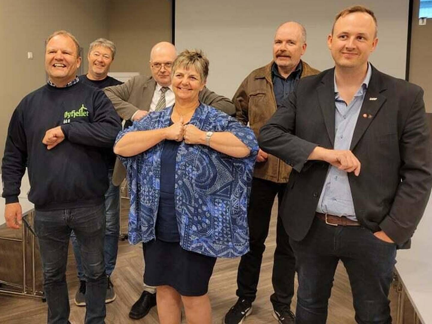 GLADERE TIDER: Erik Mortensen (t.v) og Kjell Arne Bekkevold i Øyfjellet Wind signerte avtalen med Vefsn kommune i 2021. | Foto: Vefsn kommune