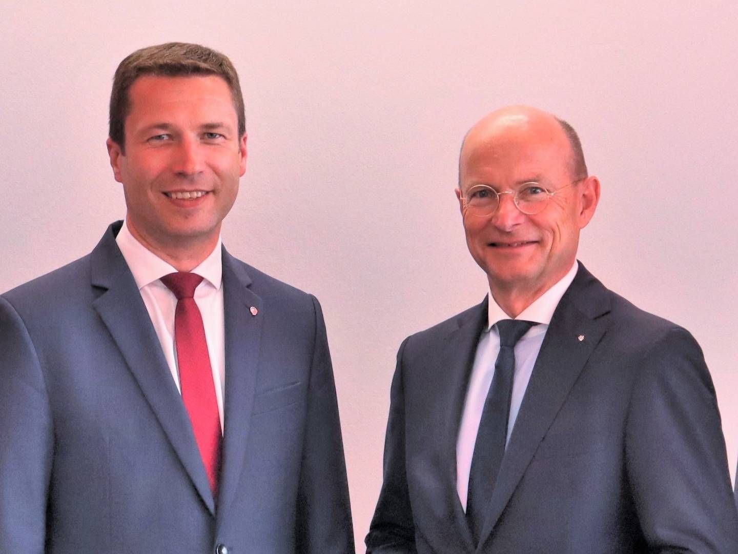Alter und neuer Sparkassenpräsident in Bayern: Matthias Dießl (l.) und Ulrich Reuter. | Foto: Sparkassenverband Bayern