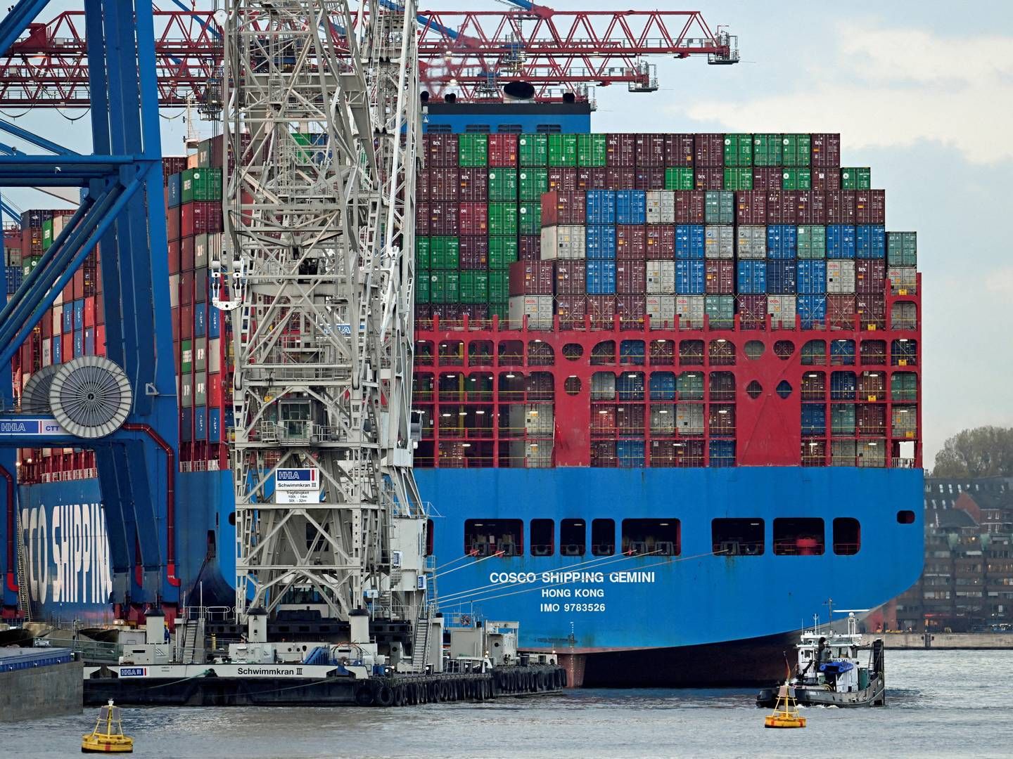 Et Cosco-skib ligger ved kaj i Tollerort-terminalen i Port of Hamburg. | Foto: Fabian Bimmer/Reuters/Ritzau Scanpix