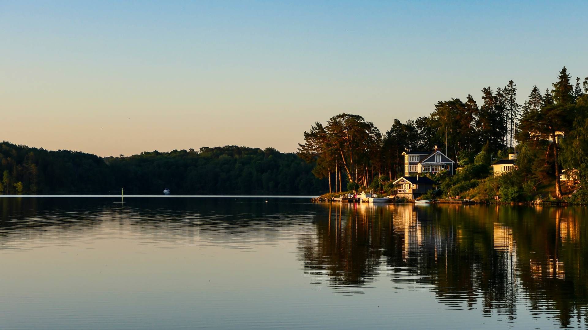 Sunrise over Lake Mälaren and summer cottages. Sweden's third largest lake is situated west of Stockholm. | Photo: Alexander Farnsworth/AP/Ritzau Scanpix