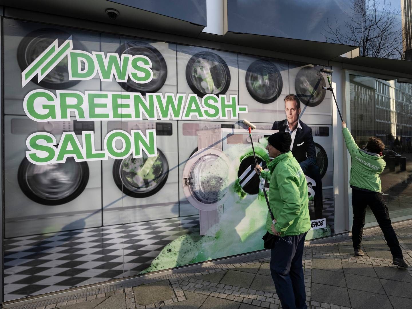 Willkommen im DWS-Greenwash-Salon: Aktion von Aktivisten im März. | Foto: picture alliance/dpa | Boris Roessler