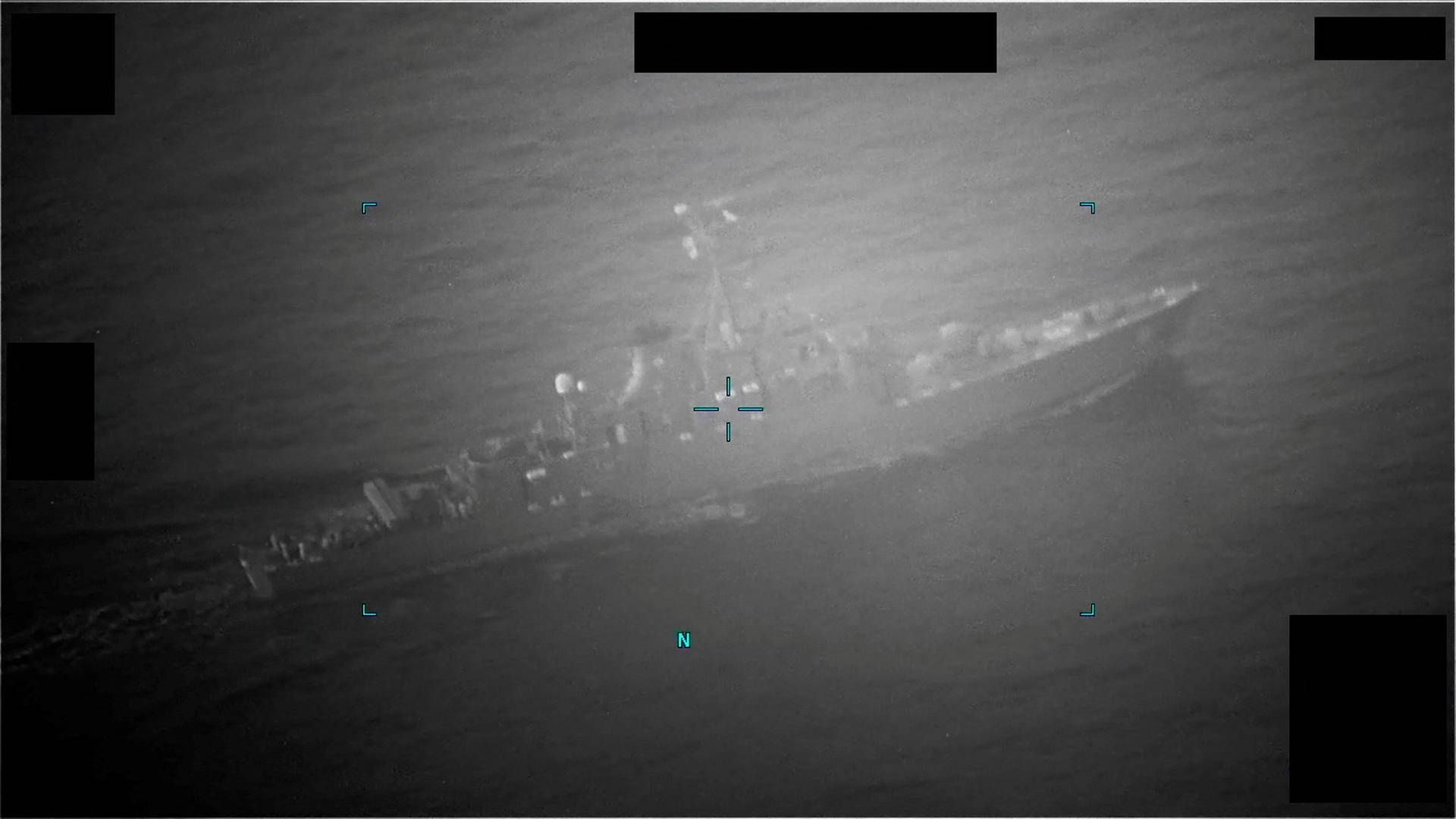 USA's flåde forhindrede onsdag, at Iran tilbageholdt to tankskibe. Billedet er taget af amerikanerne og viser angiveligt, hvordan et iransk skib nærmede sig handelsskibe Richmond Voyager. | Foto: U.s.naval Forces Central Command/Reuters/Ritzau Scanpix