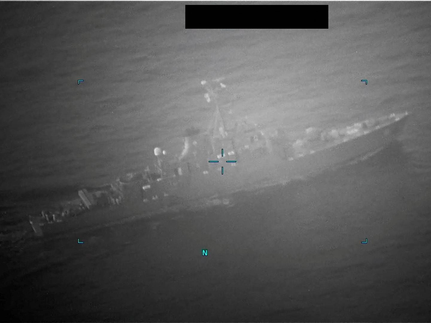 The US Navy prevented Iran from detaining two tankers on Wednesday. The image was taken by the US Americans and allegedly shows how an Iranian ship approached merchant vessel the Richmond Voyager. | Photo: U.s.naval Forces Central Command/Reuters/Ritzau Scanpix