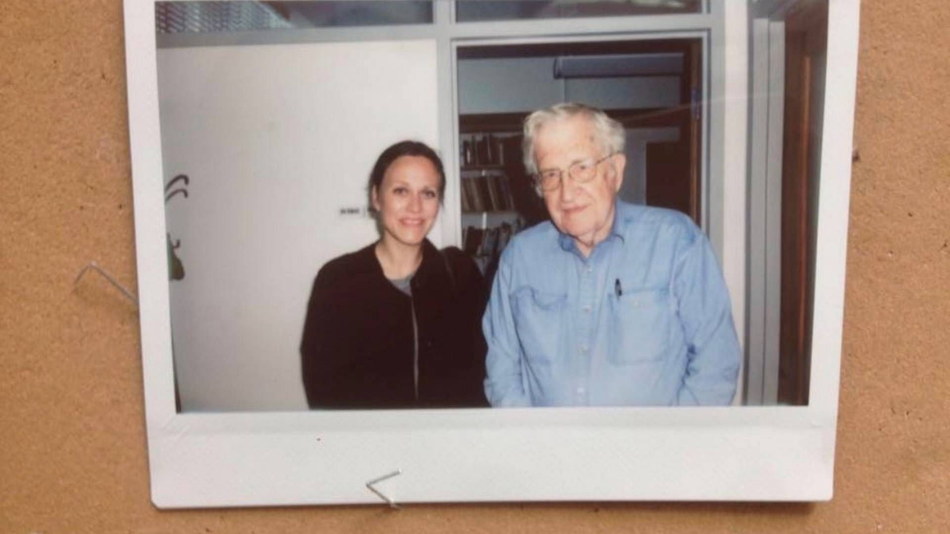 Katrine Pedersen og Noam Chomsky. Den amerikanske professors propagandamodel følger hende i hendes arbejde. Hun er dagens gæst i serien "k-nørderi". | Foto: Privat