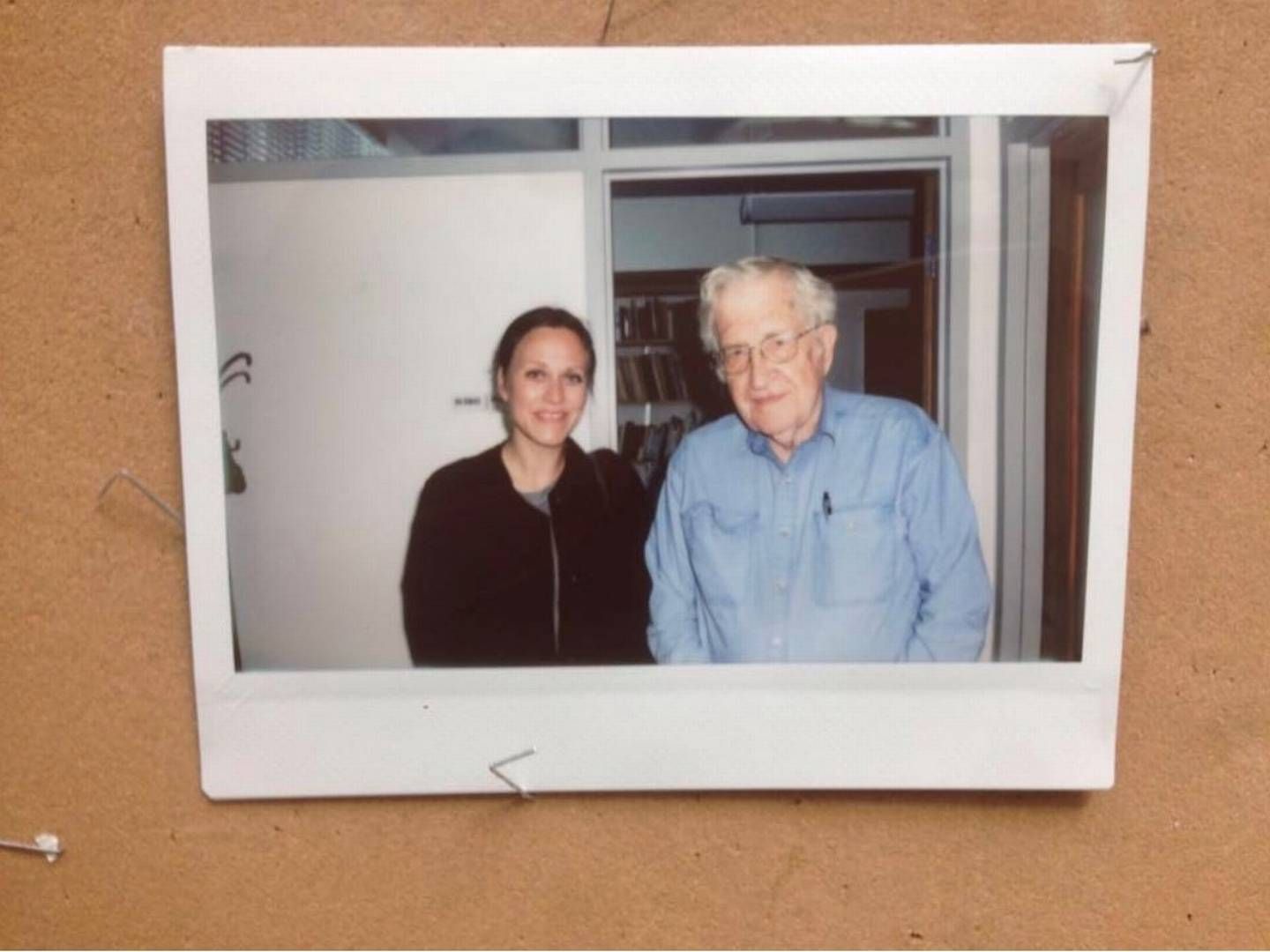Katrine Pedersen og Noam Chomsky. Den amerikanske professors propagandamodel følger hende i hendes arbejde. Hun er dagens gæst i serien "k-nørderi". | Foto: Privat