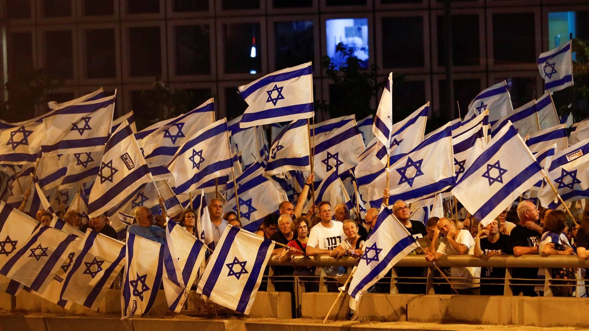 Igen lørdag var der store demonstrationer mod retsreformen i Tel Aviv. Israelske medier anslår, at 150.000 mennesker var på gaden. | Foto: Corinna Kern/Reuters/Ritzau Scanpix