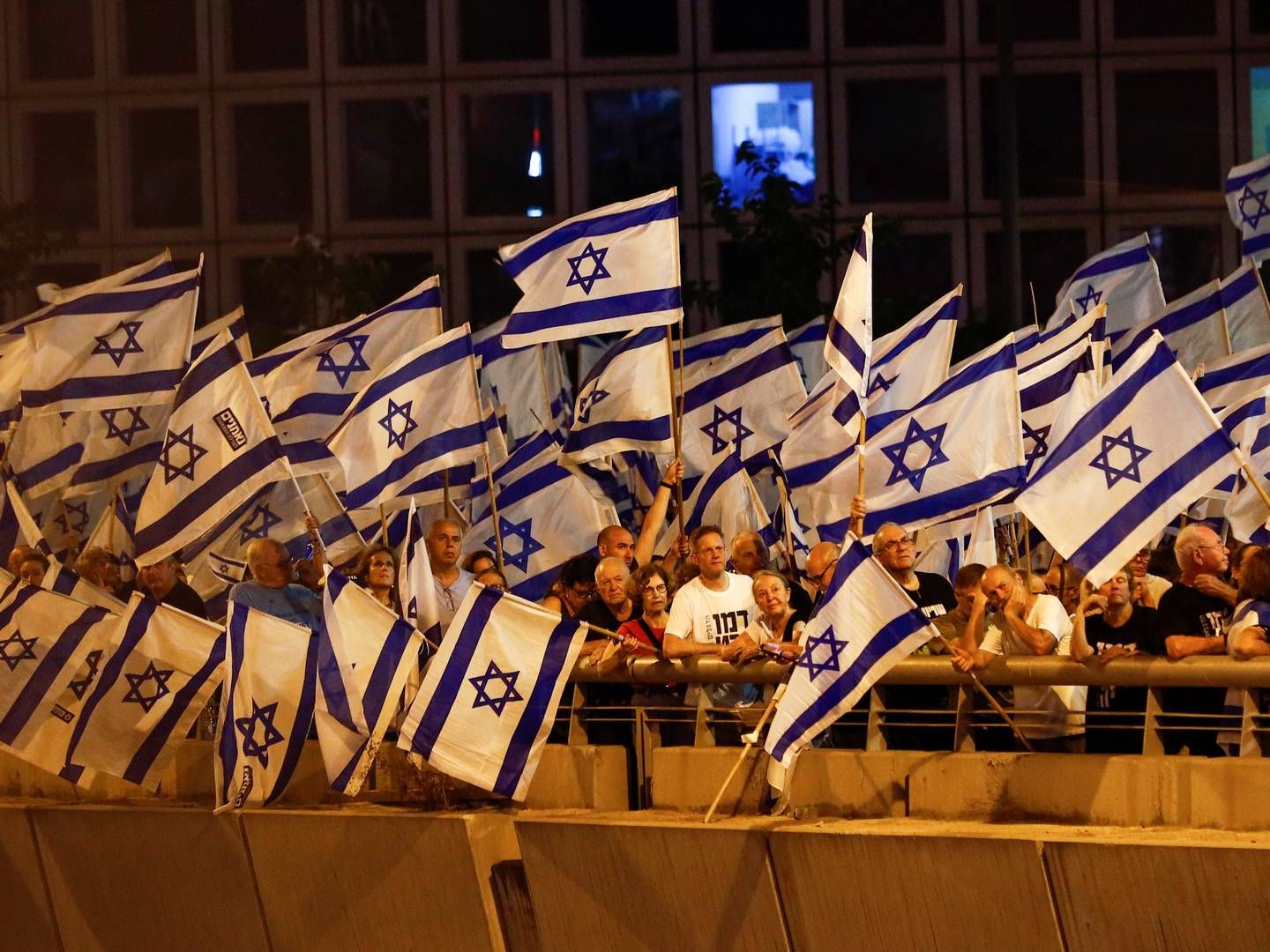 Igen lørdag var der store demonstrationer mod retsreformen i Tel Aviv. Israelske medier anslår, at 150.000 mennesker var på gaden. | Foto: Corinna Kern/Reuters/Ritzau Scanpix