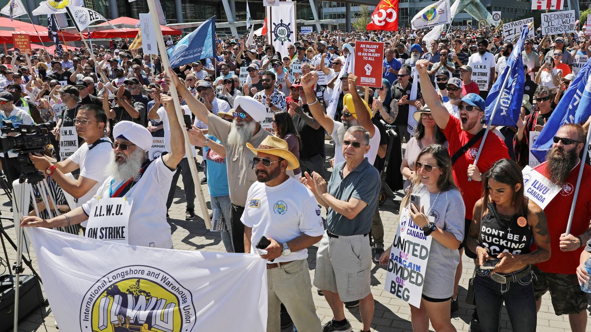 Medlemmer af fagforeningen ILWU samledes søndag under en strejke i den store canadiske havn, Vancouver. | Foto: Chris Helgren/Reuters/Ritzau Scanpix