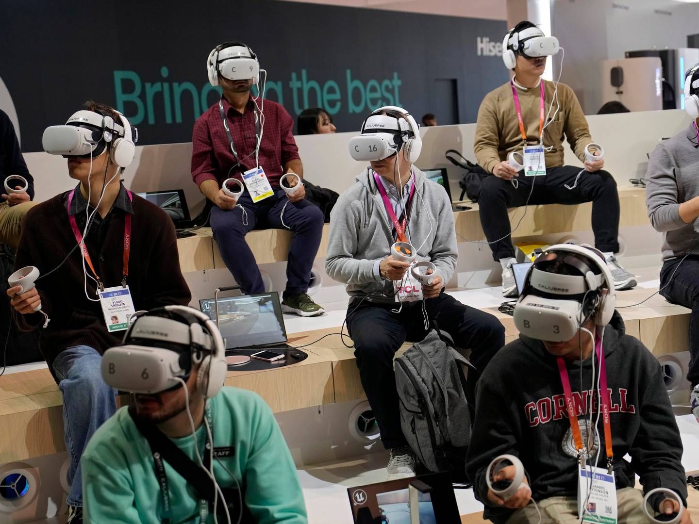 Metaversets udbredelse er bl.a. knyttet op på, at det bliver langt mere almindeligt at tage et VR-headset på og leve en større del af sit liv i en virtuel virkelighed. | Foto: John Locher/AP/Ritzau Scanpix