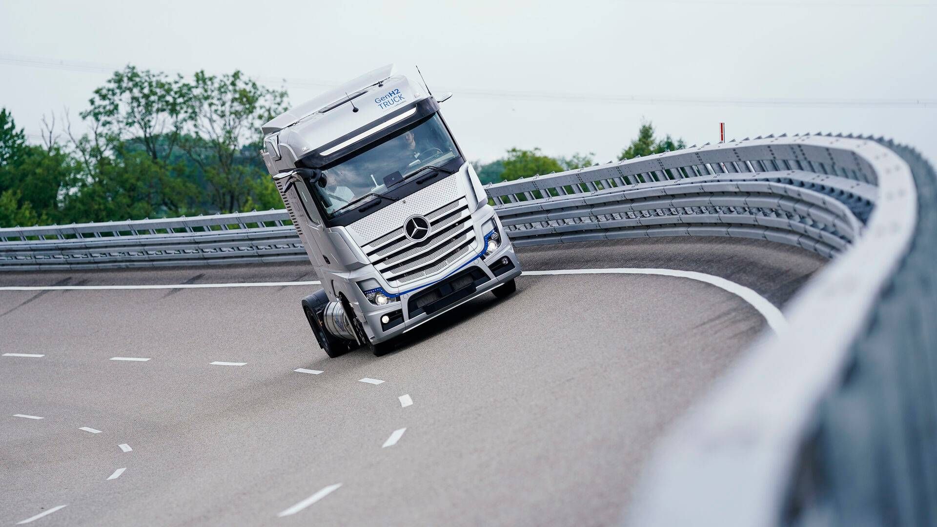 Daimler regner nu med at sælge mellem 530.000 og 550.000 lastbiler i år. Tidligere var forventningerne lavere. | Foto: Uwe Anspach/AP/Ritzau Scanpix