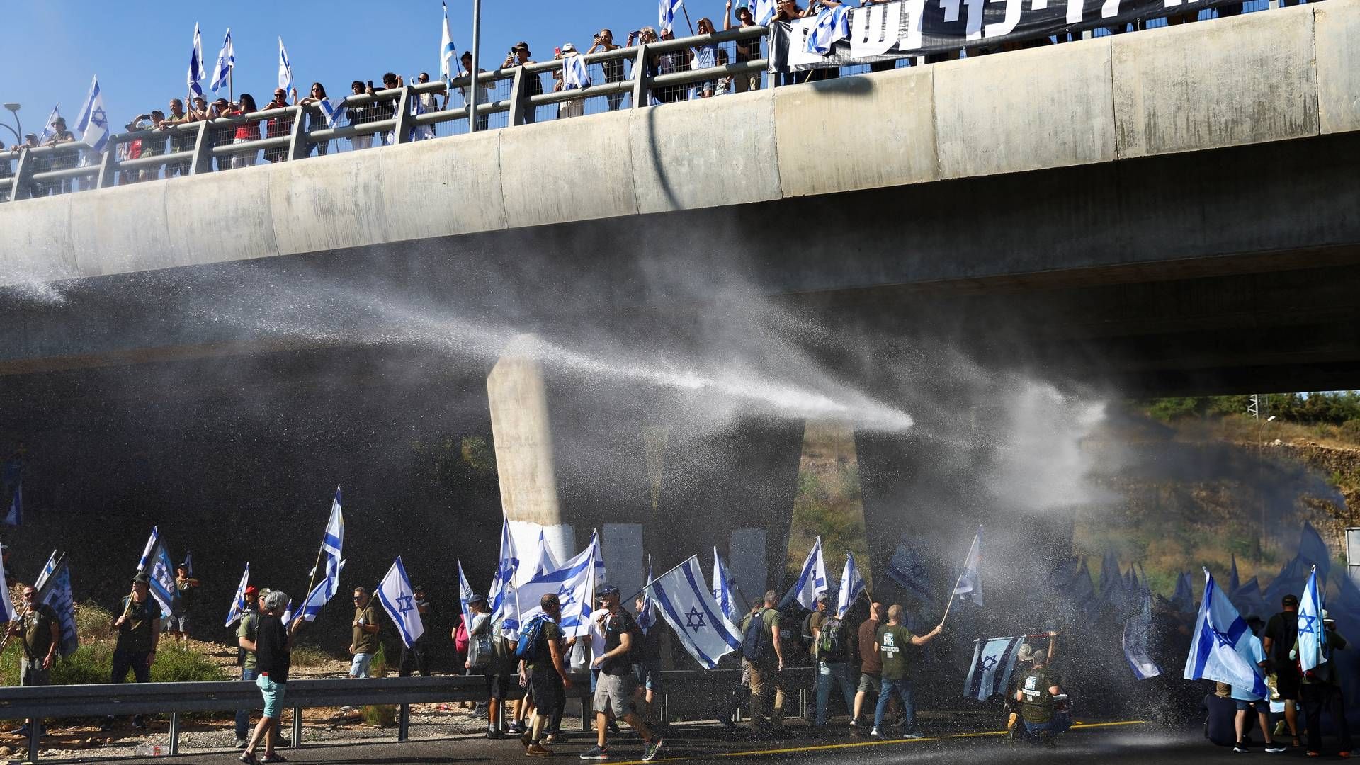 I dag, tirsdag, var der igen demonstrationer mod den igangværende domstolsreform. Her blokerer demonstranter en motorvej tæt på Jerusalem. | Foto: Ronen Zvulun/Reuters/Ritzau Scanpix