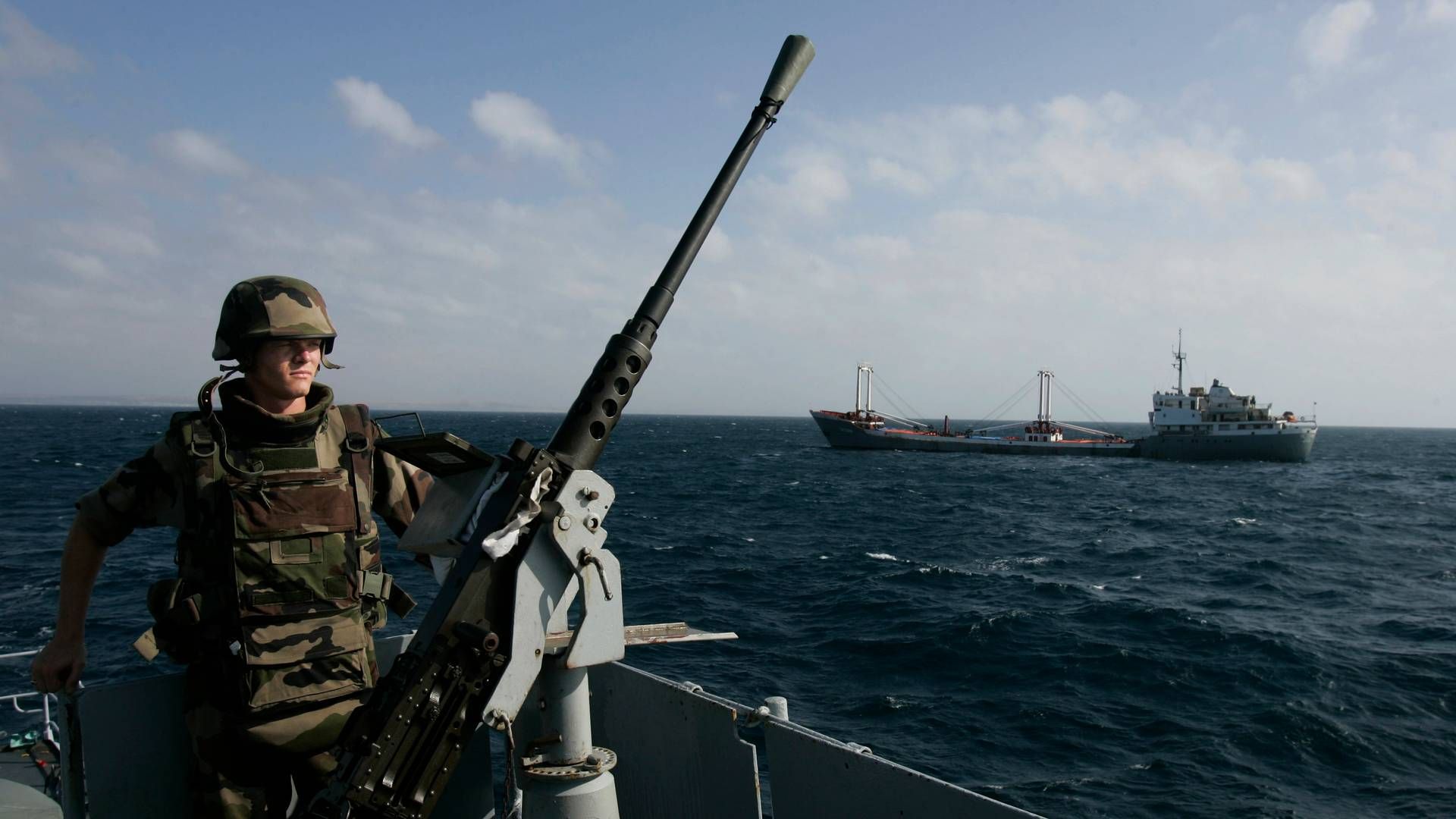 En fransk soldat ombord på et krigsskib, som var udstationeret ved Somalia for at beskytte fragtskibe mod piratangreb i 2007. | Foto: Karel Prinsloo/AP/Ritzau Scanpix