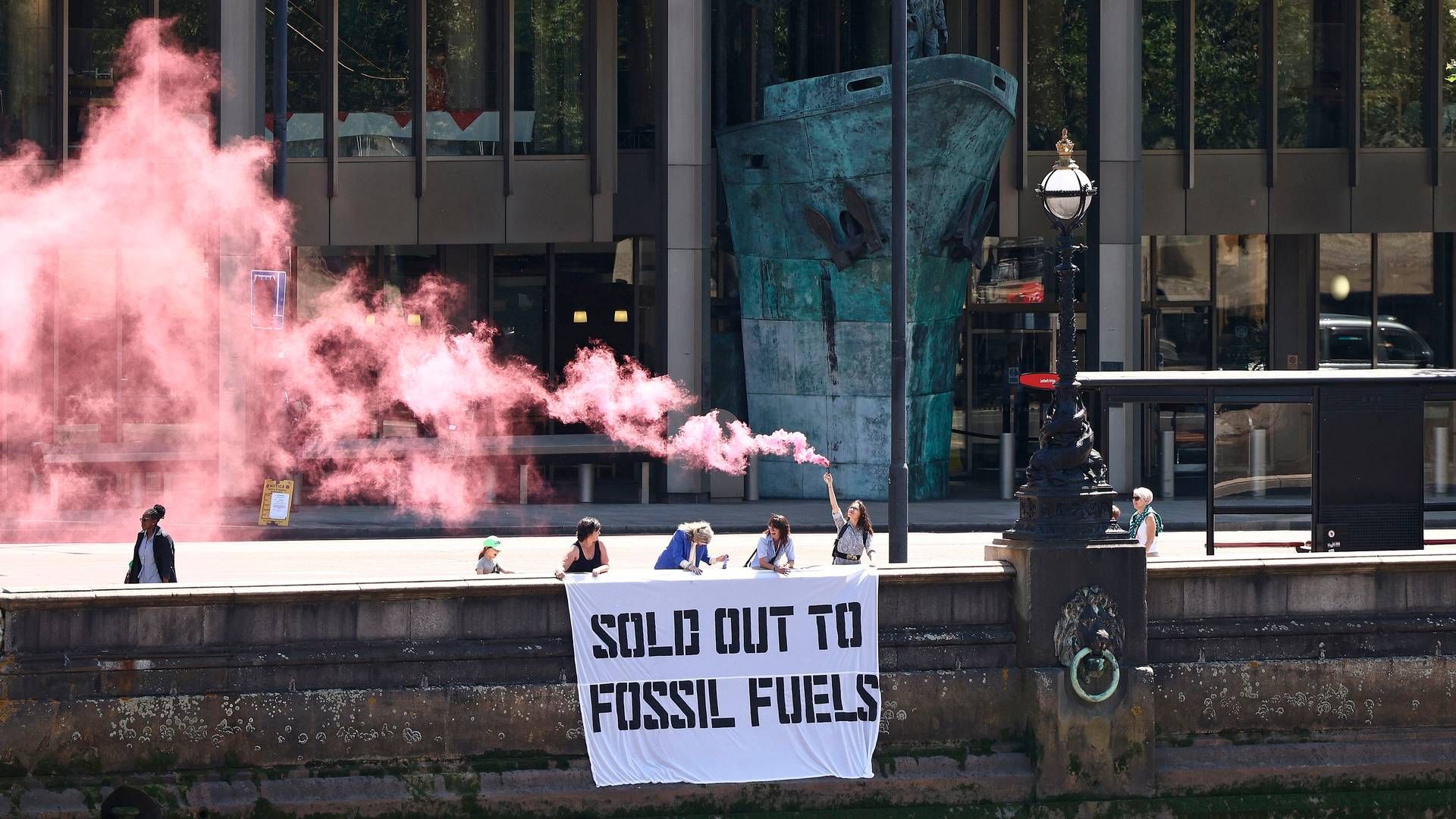 FN søfartsorganisation, IMO, besluttede i sidste uge at stramme klimakravene til shipping. Undervejs var der demonstrationer foran foran hovedkvarteret i London fra aktivister, som mener, at organisationen gør for lidt for at bremse forureningen fra shippingindustrien. | Foto: Henry Nicholls/AFP/Ritzau Scanpix